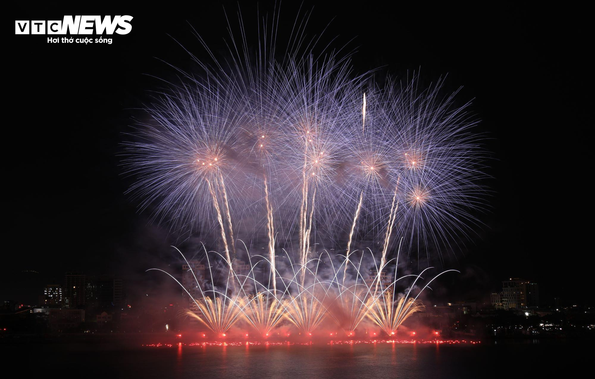 Say lòng đêm trình diễn pháo hoa ‘Tình yêu diệu kỳ’ của Ba Lan và Đức - 6