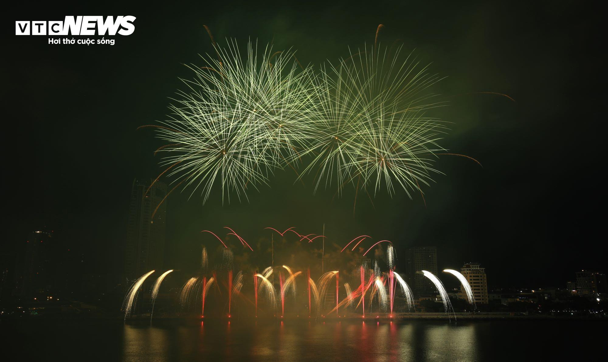 Say lòng đêm trình diễn pháo hoa ‘Tình yêu diệu kỳ’ của Ba Lan và Đức - 7