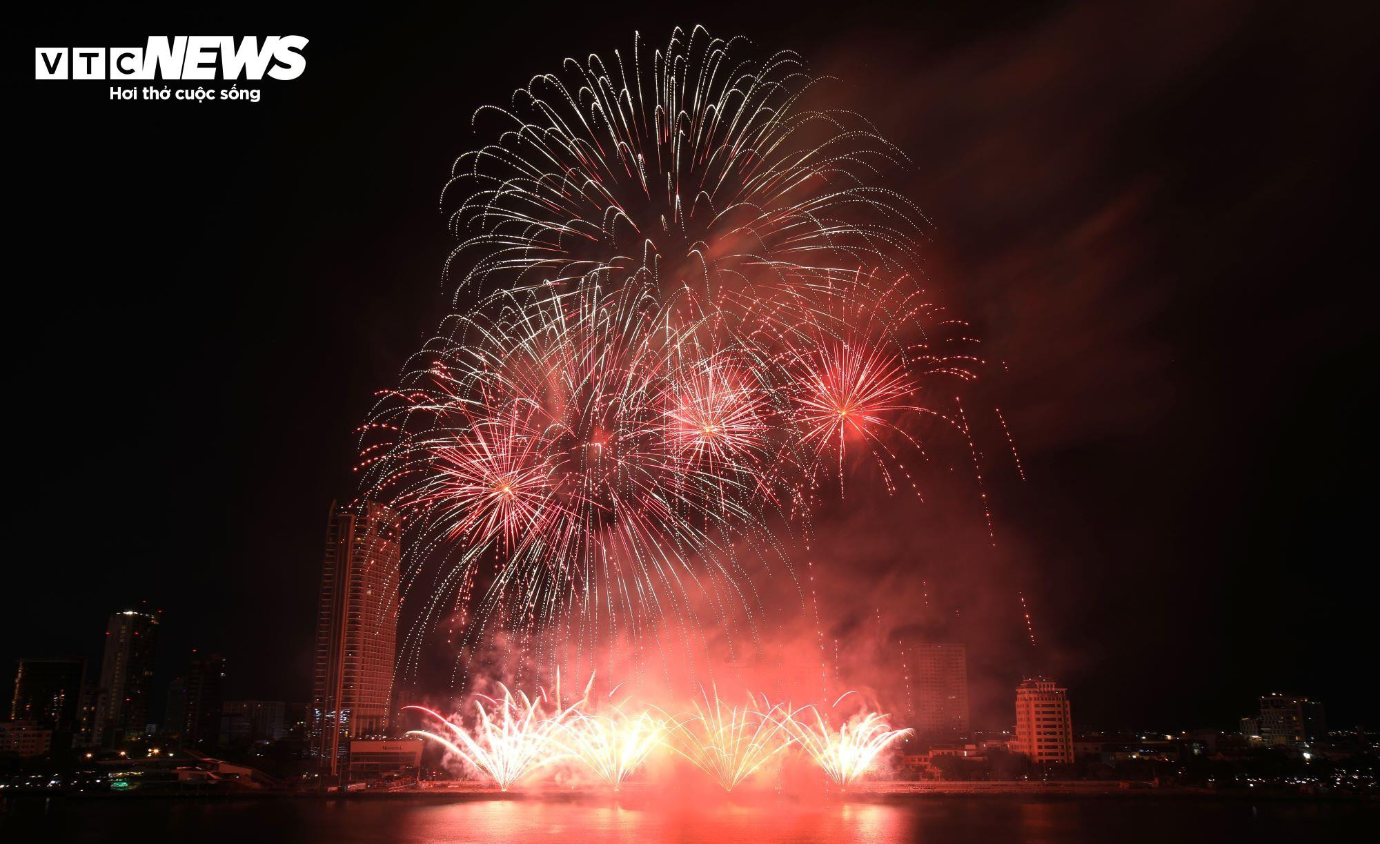 Say lòng đêm trình diễn pháo hoa ‘Tình yêu diệu kỳ’ của Ba Lan và Đức - 9