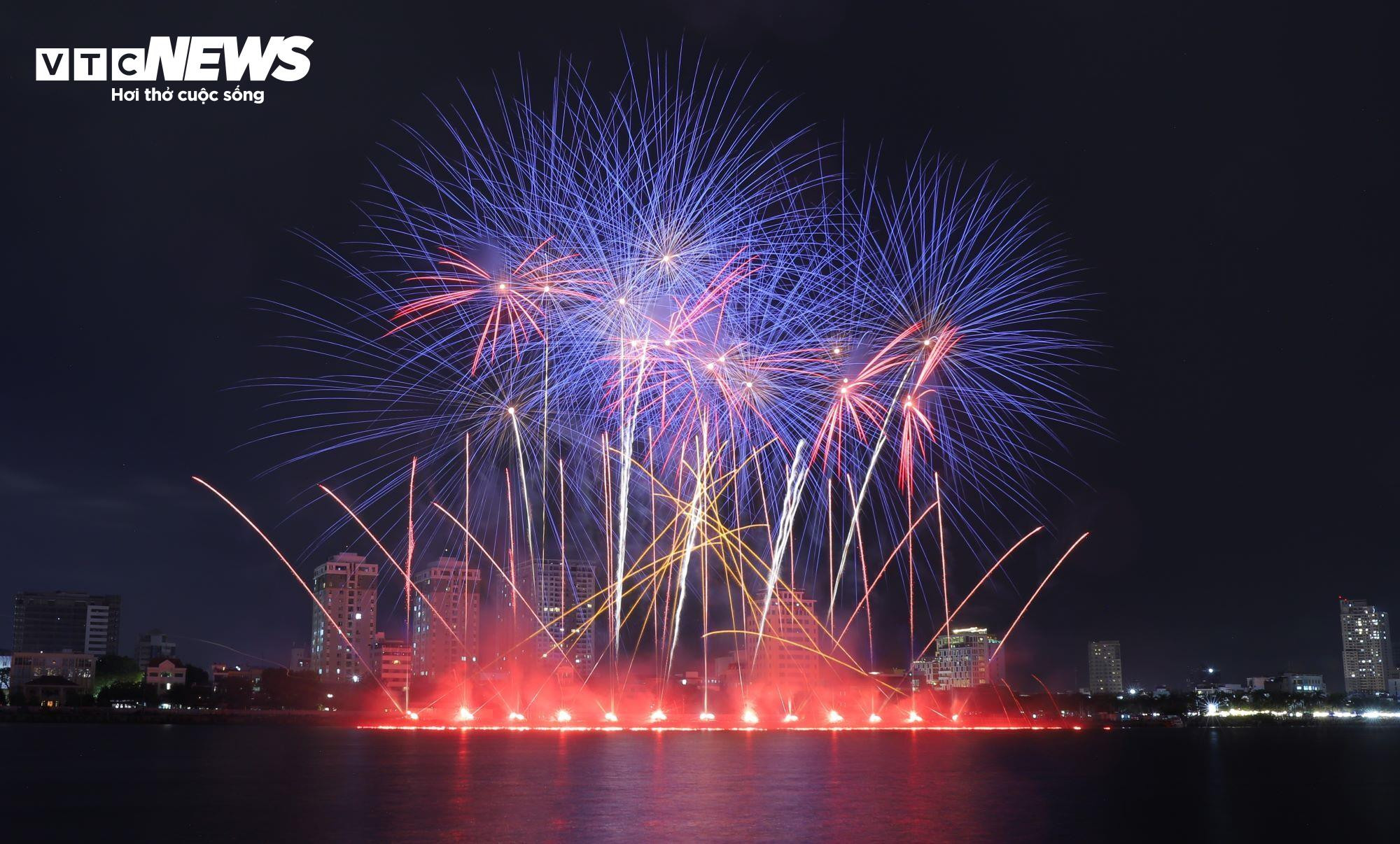 Say lòng đêm trình diễn pháo hoa ‘Tình yêu diệu kỳ’ của Ba Lan và Đức - 8