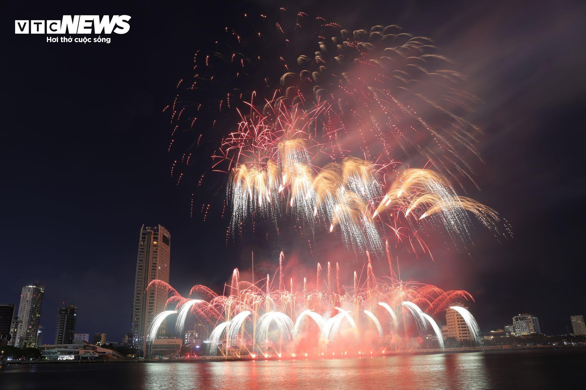 Say lòng đêm trình diễn pháo hoa ‘Tình yêu diệu kỳ’ của Ba Lan và Đức - 1