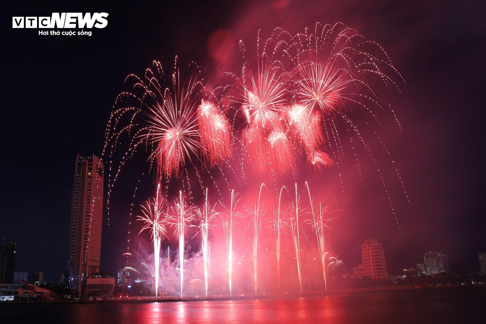 Say lòng đêm trình diễn pháo hoa ‘Tình yêu diệu kỳ’ của Ba Lan và Đức - 3