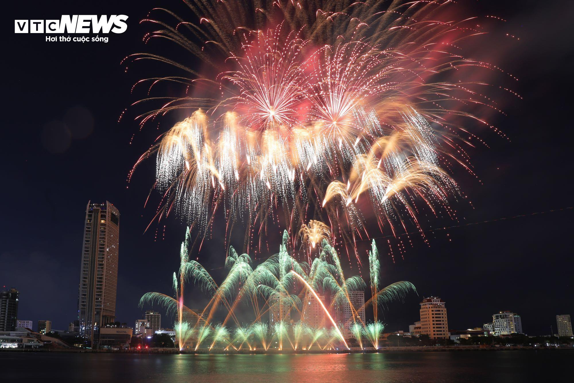 Say lòng đêm trình diễn pháo hoa ‘Tình yêu diệu kỳ’ của Ba Lan và Đức - 4