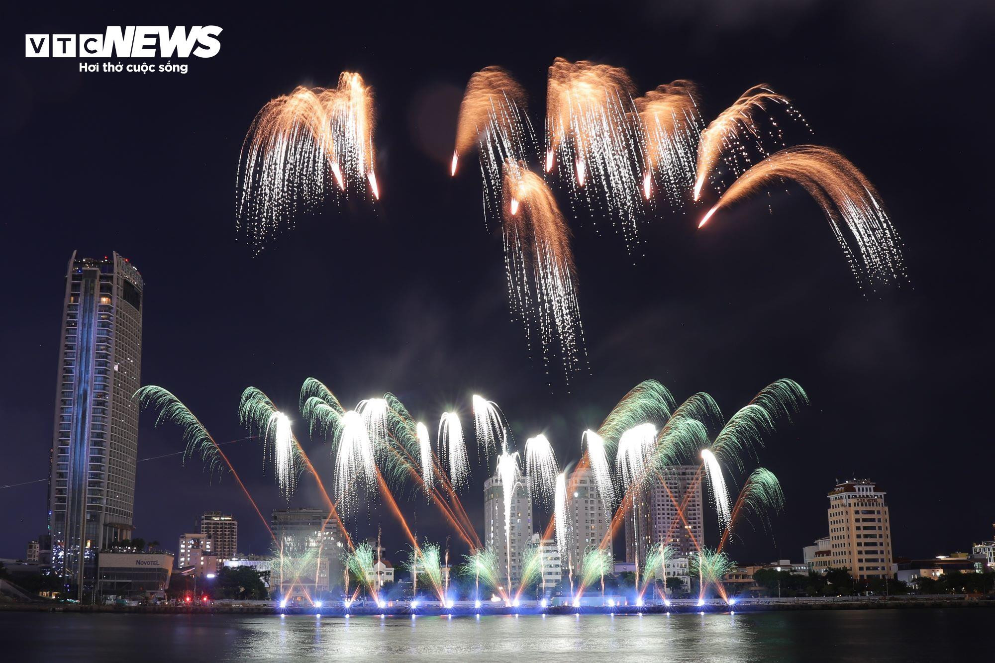 Say lòng đêm trình diễn pháo hoa ‘Tình yêu diệu kỳ’ của Ba Lan và Đức - 2