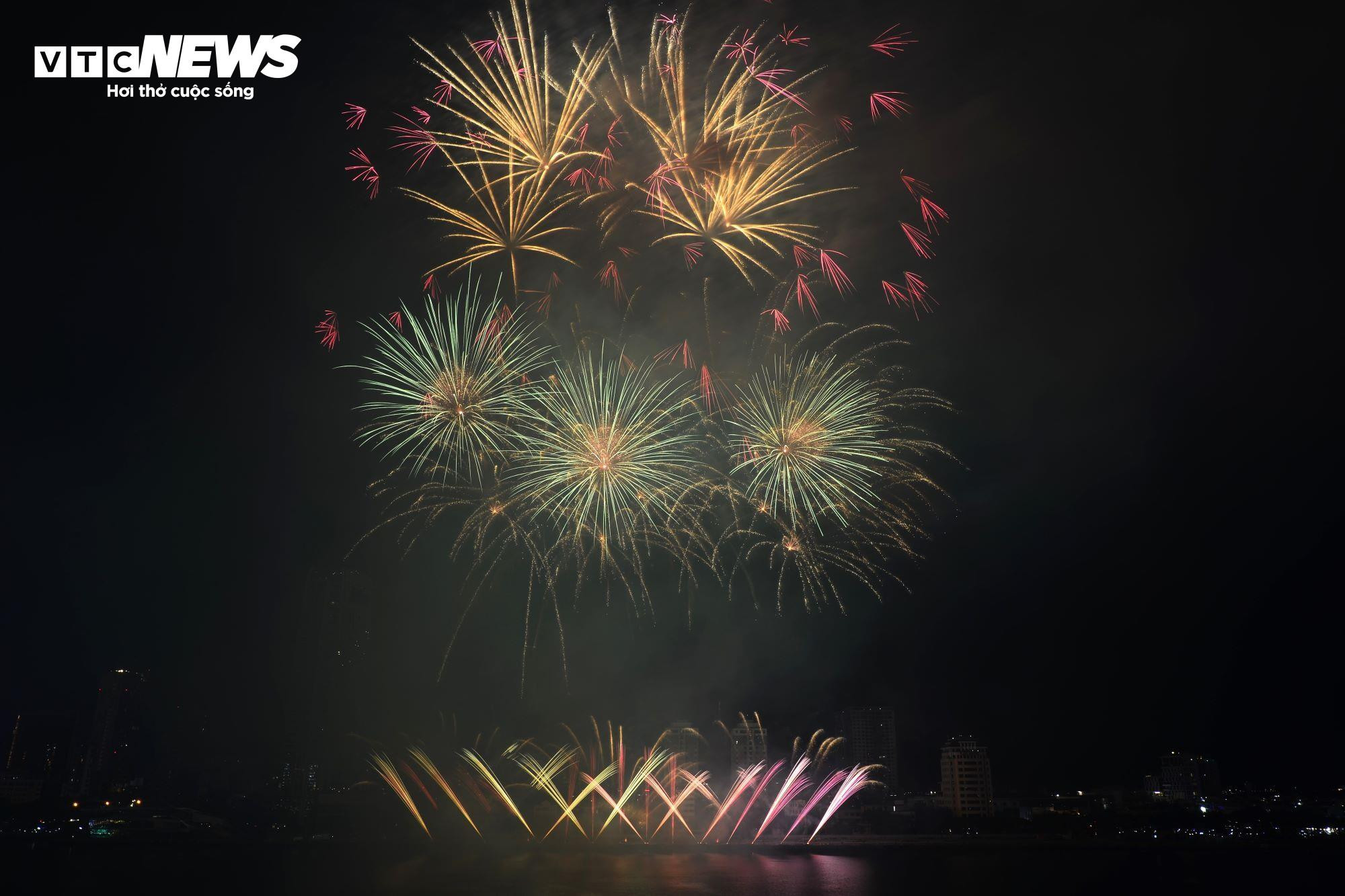 Say lòng đêm trình diễn pháo hoa ‘Tình yêu diệu kỳ’ của Ba Lan và Đức - 5