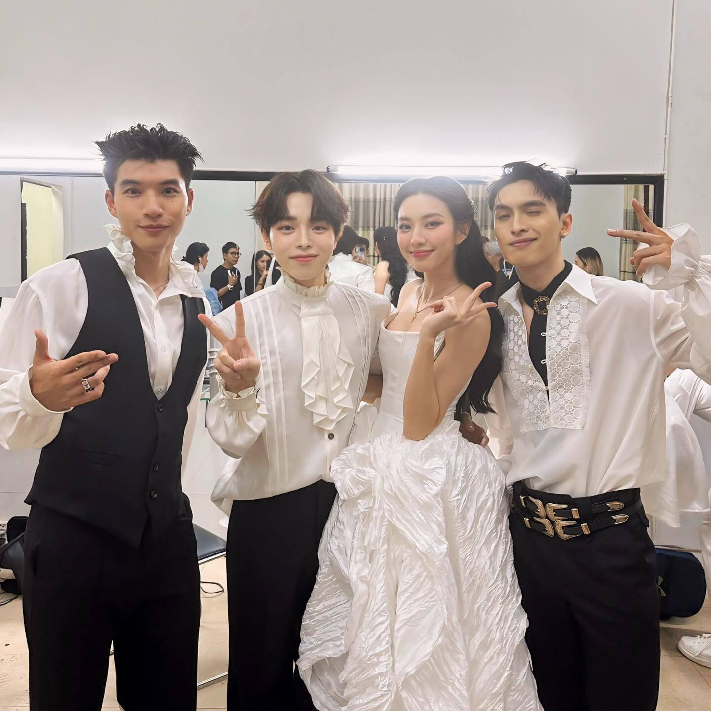 Sao Việt 23/6: Minh Hằng trẻ đẹp tuổi 37, 'nữ hoàng Wushu' khoe con gái - 10