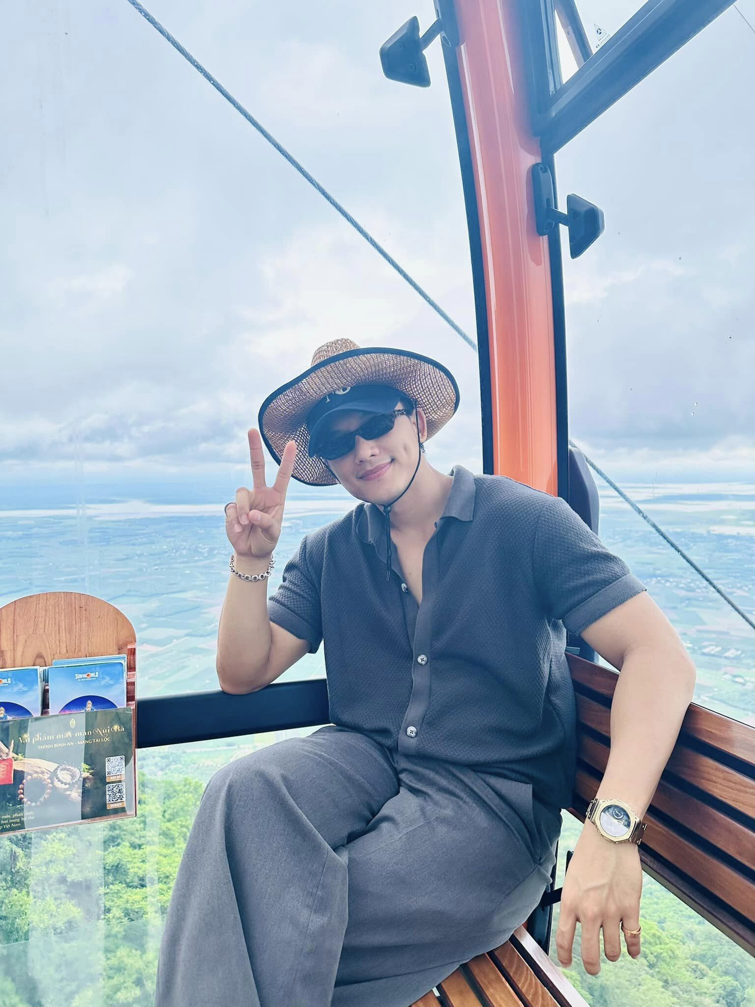 Sao Việt 24/6: Thanh Hằng diện bikini giữa tin đồn bầu bí, Chí Trung phong độ - 9