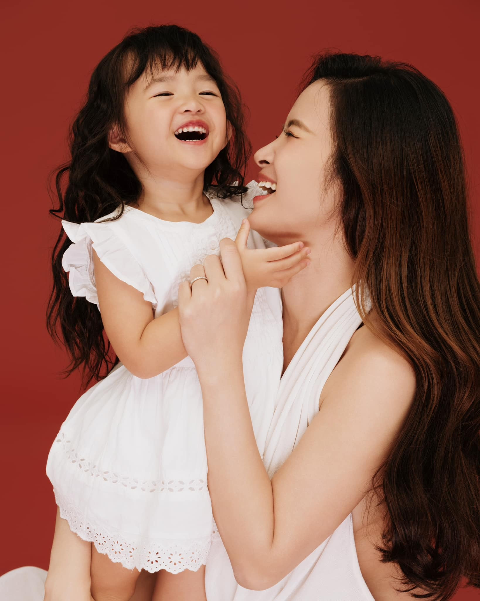 Sao Việt 23/6: Minh Hằng trẻ đẹp tuổi 37, 'nữ hoàng Wushu' khoe con gái - 6