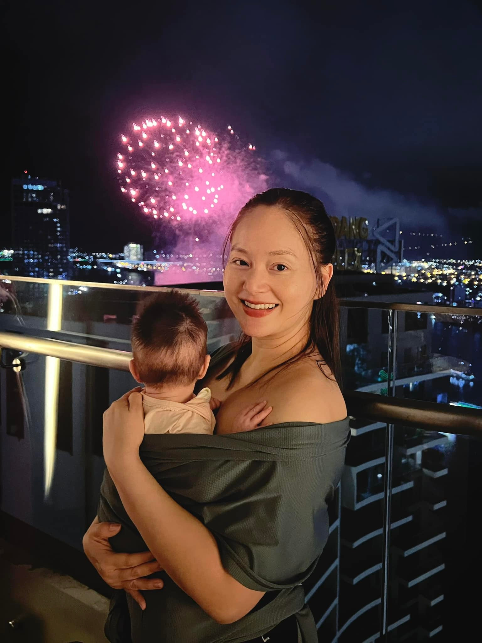 Sao Việt 23/6: Minh Hằng trẻ đẹp tuổi 37, 'nữ hoàng Wushu' khoe con gái - 12