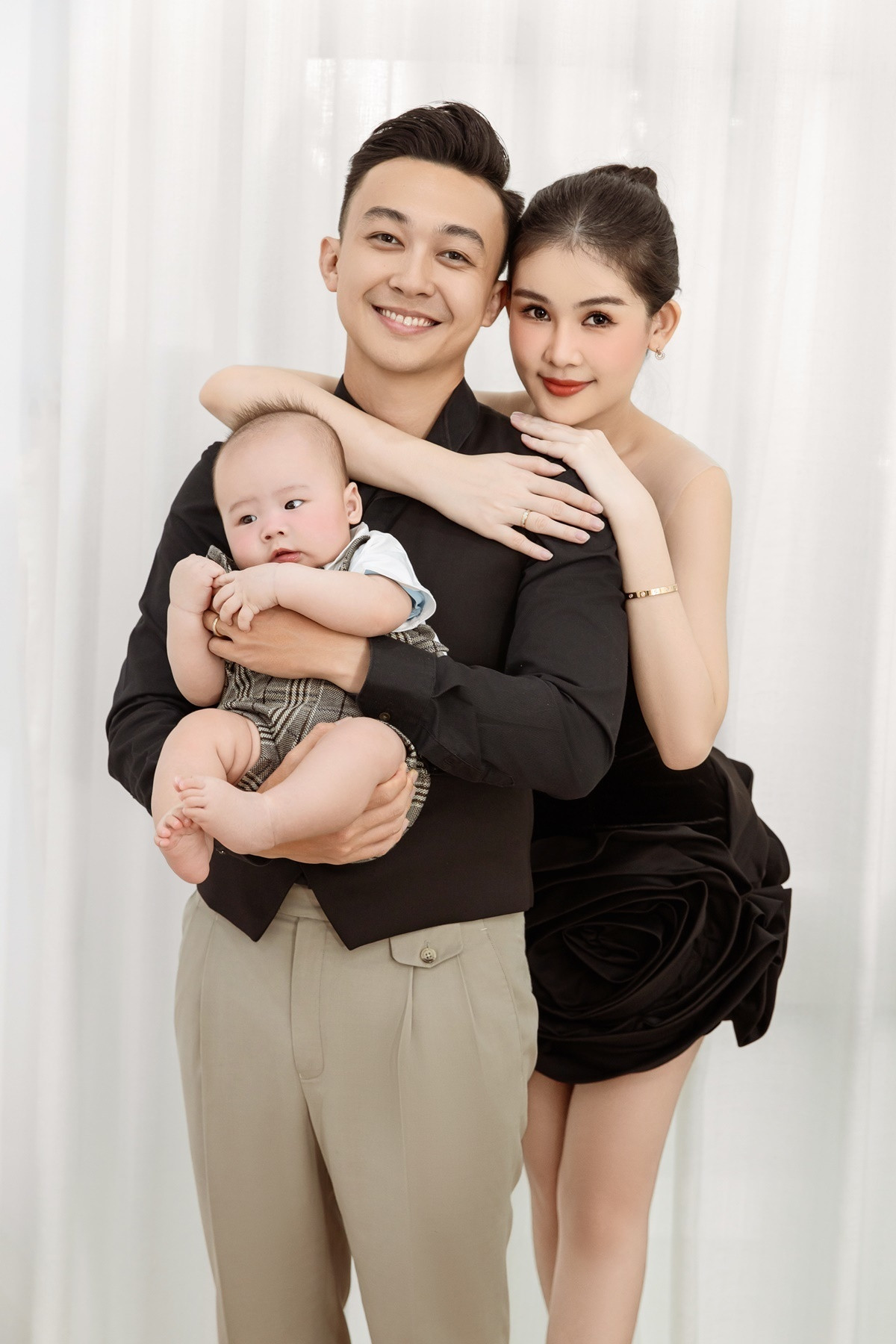 Sao Việt 23/6: Minh Hằng trẻ đẹp tuổi 37, 'nữ hoàng Wushu' khoe con gái - 9