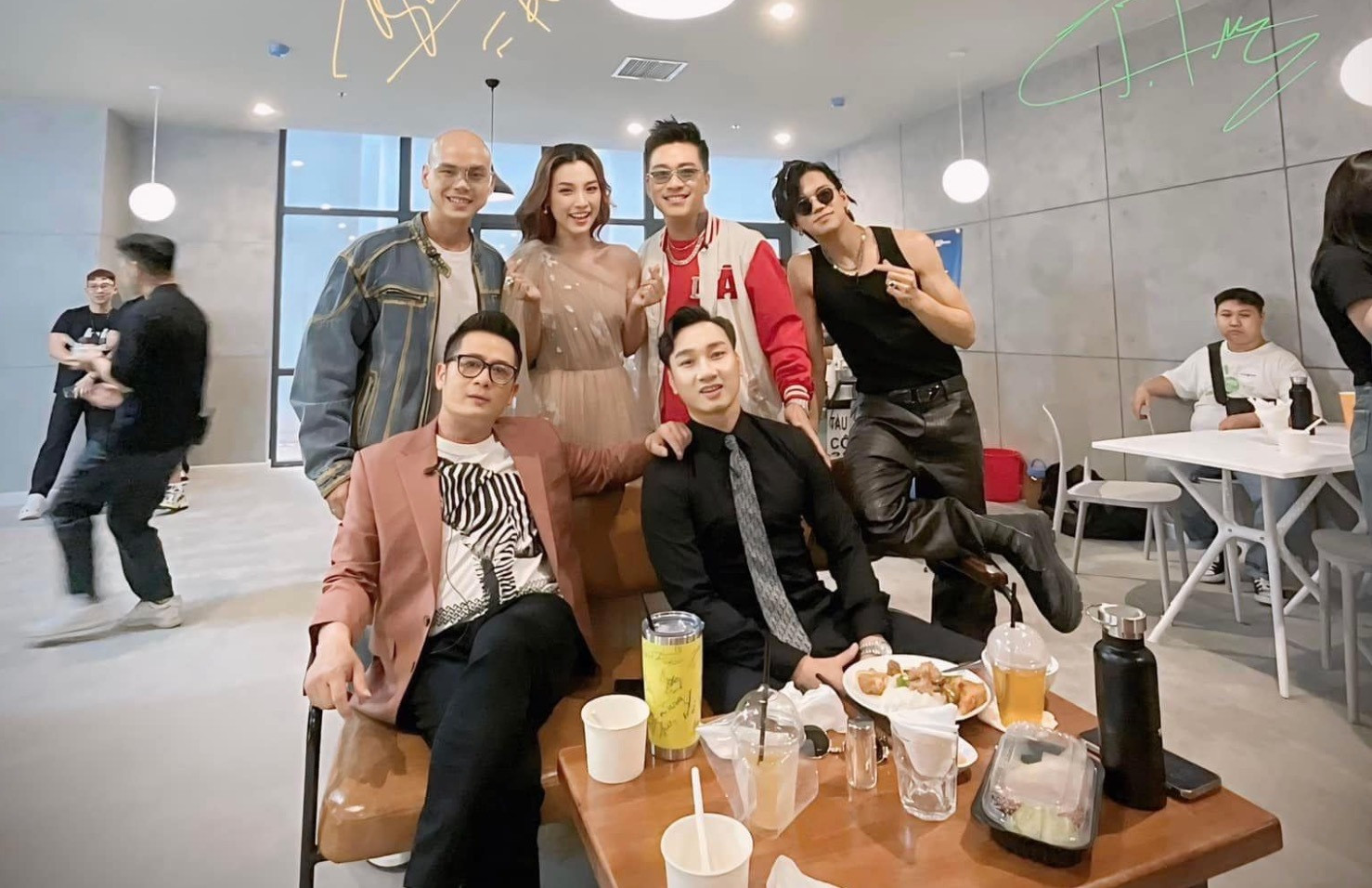 Sao Việt 24/6: Thanh Hằng diện bikini giữa tin đồn bầu bí, Chí Trung phong độ - 11