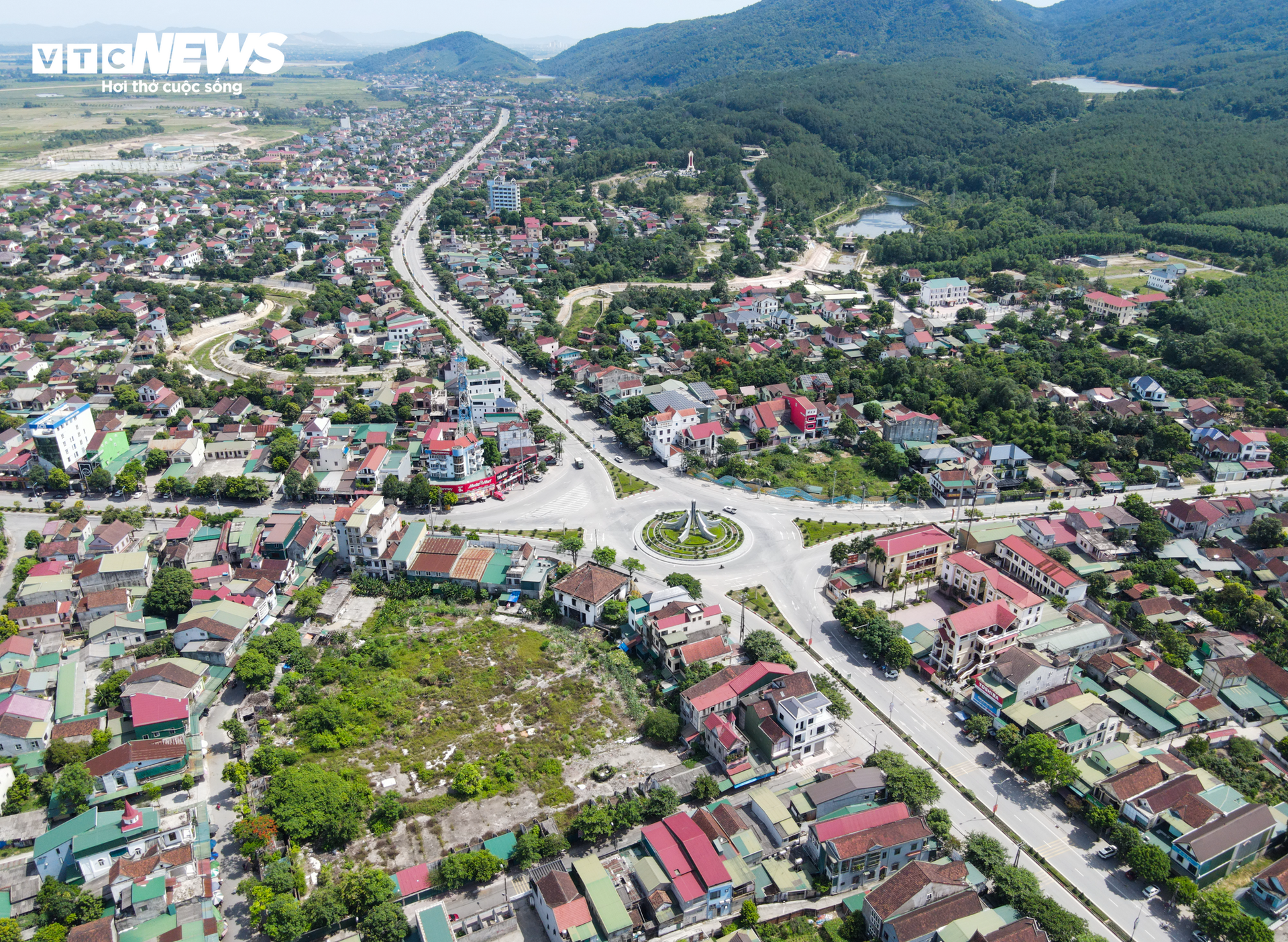 Nhếch nhác những khu ‘đất vàng’ bị bỏ hoang ở Hà Tĩnh  - 1