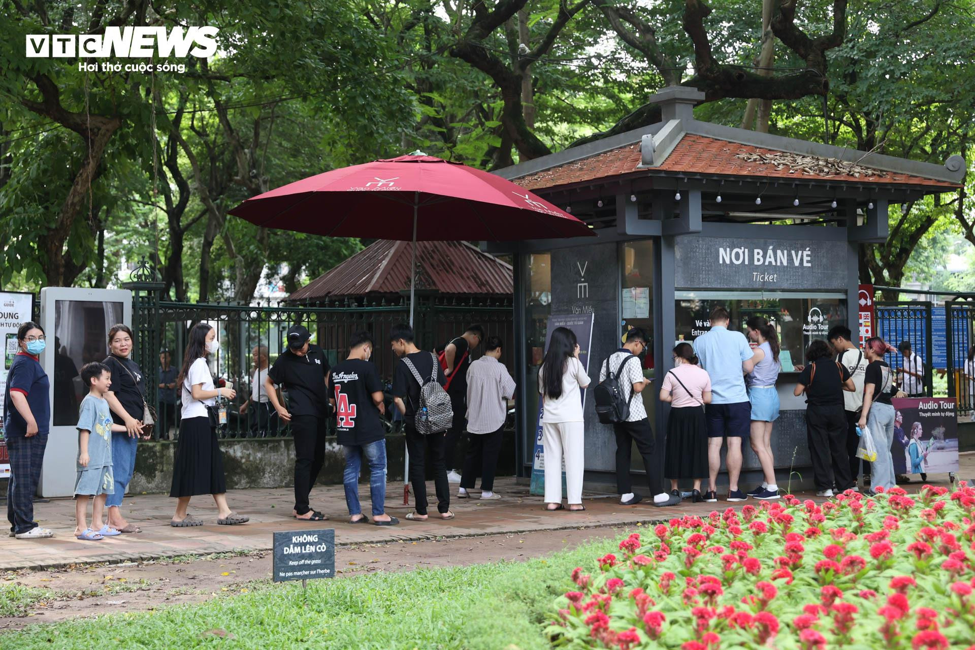 Nườm nượp sĩ tử về Văn Miếu ngồi lều chõng xin vía cầu may - 2