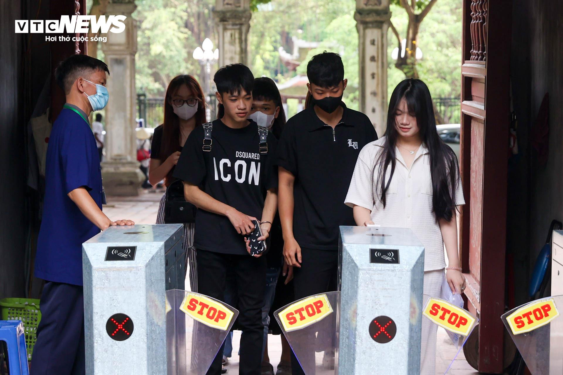 Nườm nượp sĩ tử về Văn Miếu ngồi lều chõng xin vía cầu may - 3