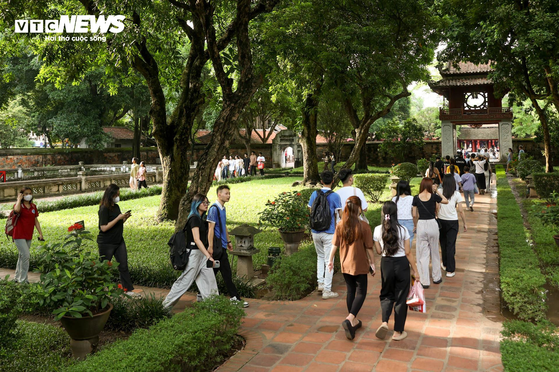 Nườm nượp sĩ tử về Văn Miếu ngồi lều chõng xin vía cầu may - 1