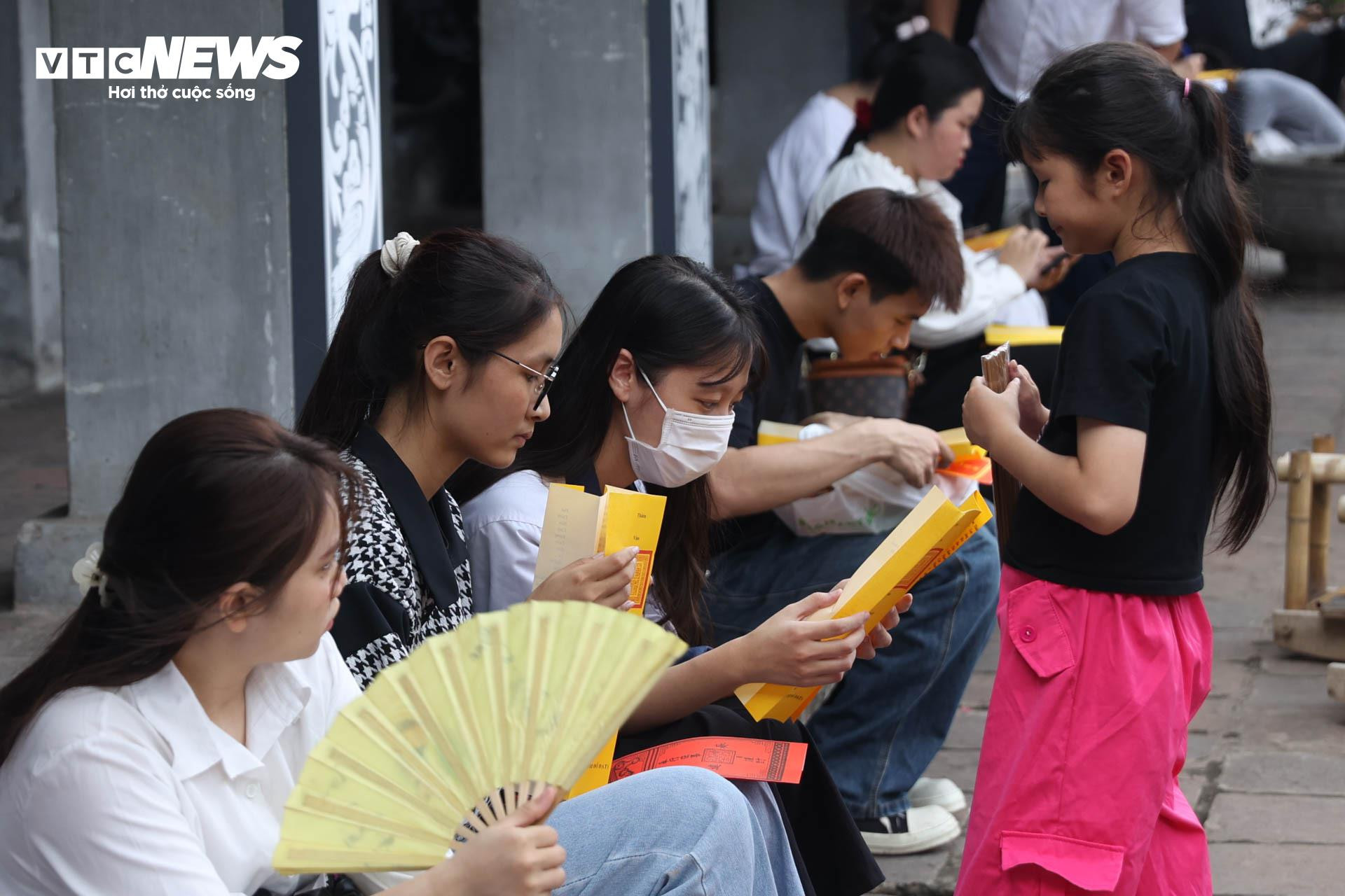 Nườm nượp sĩ tử về Văn Miếu ngồi lều chõng xin vía cầu may - 4