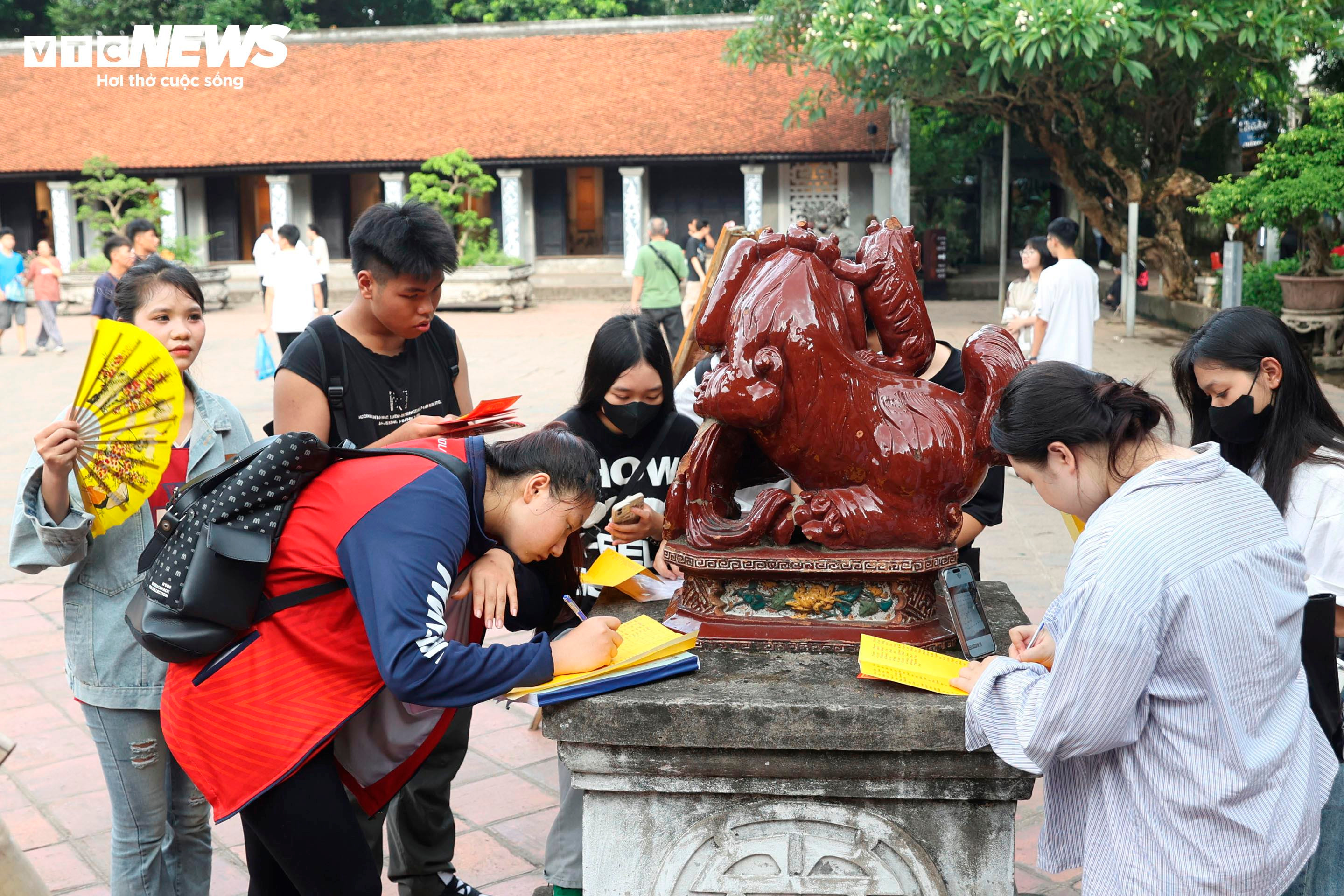 Nườm nượp sĩ tử về Văn Miếu ngồi lều chõng xin vía cầu may - 7