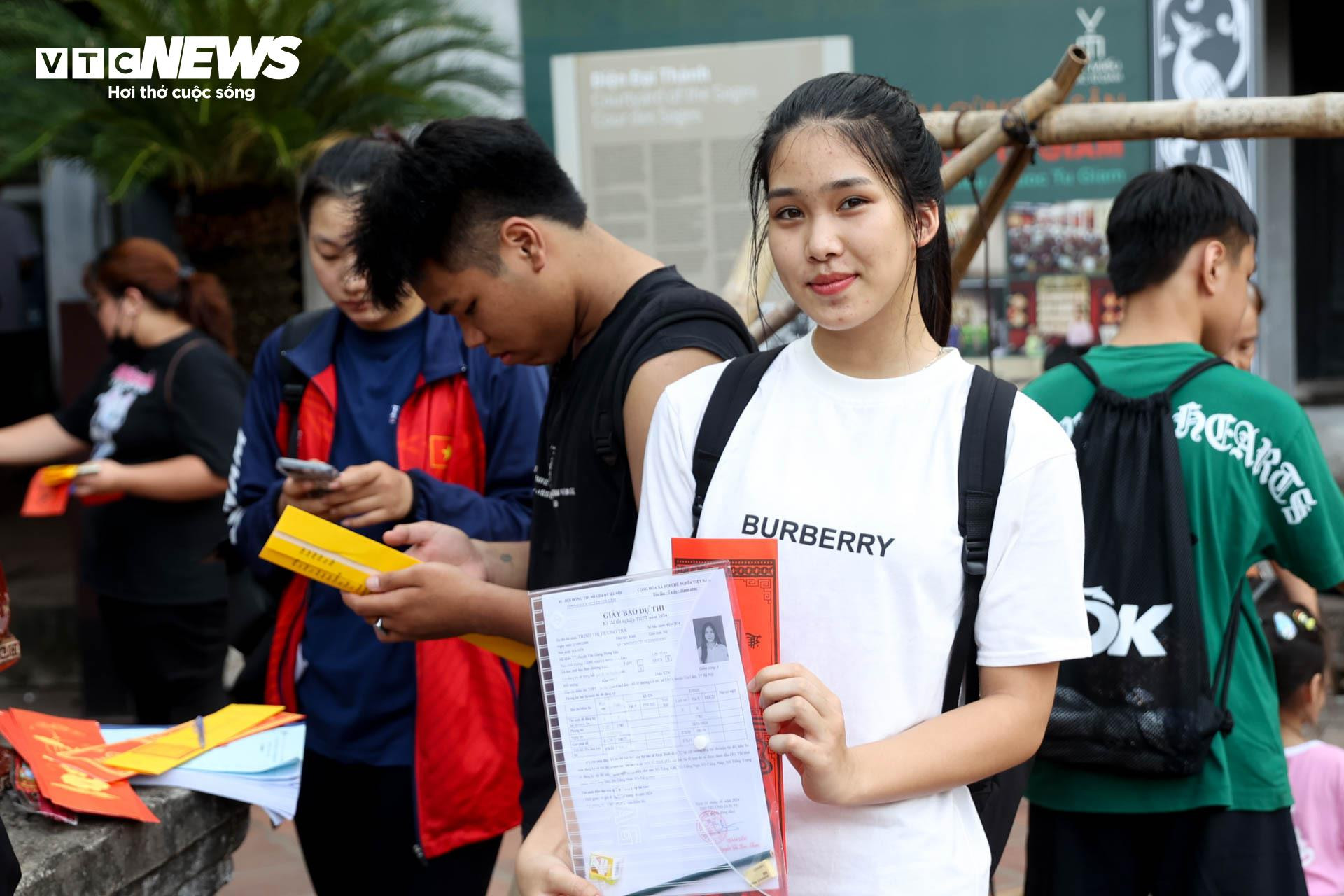 Nườm nượp sĩ tử về Văn Miếu ngồi lều chõng xin vía cầu may - 6