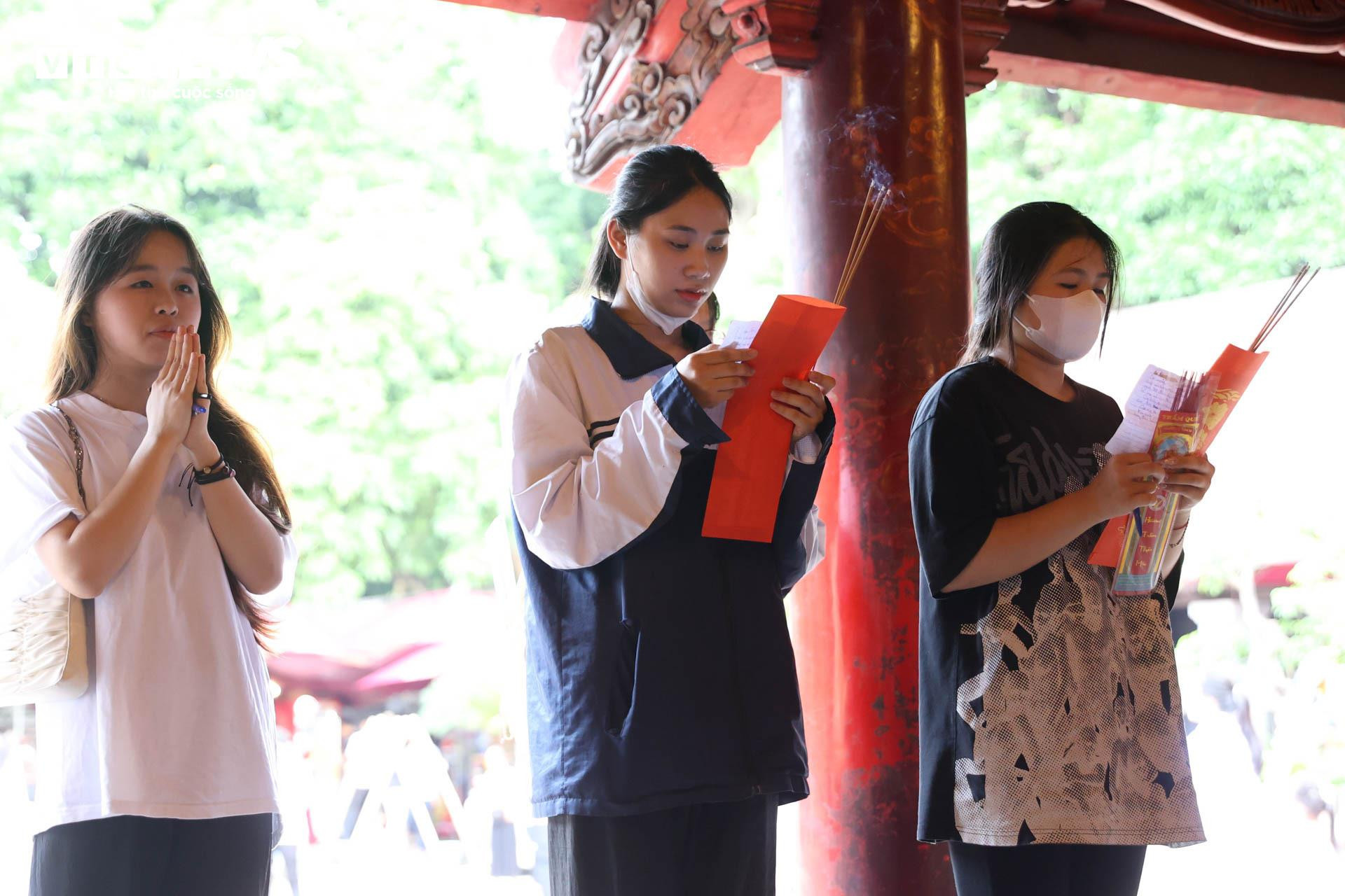 Nườm nượp sĩ tử về Văn Miếu ngồi lều chõng xin vía cầu may - 14