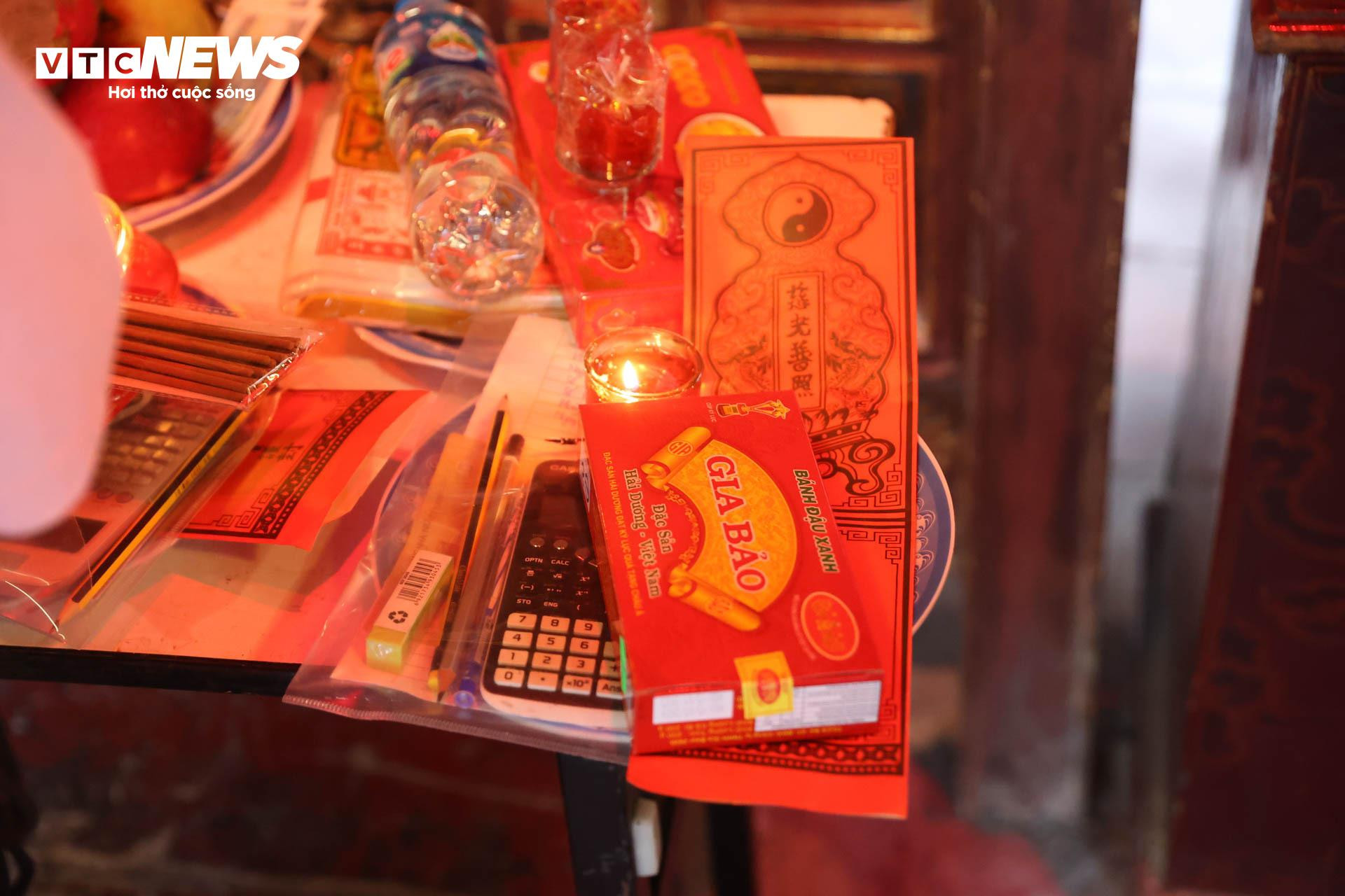 Nườm nượp sĩ tử về Văn Miếu ngồi lều chõng xin vía cầu may - 11