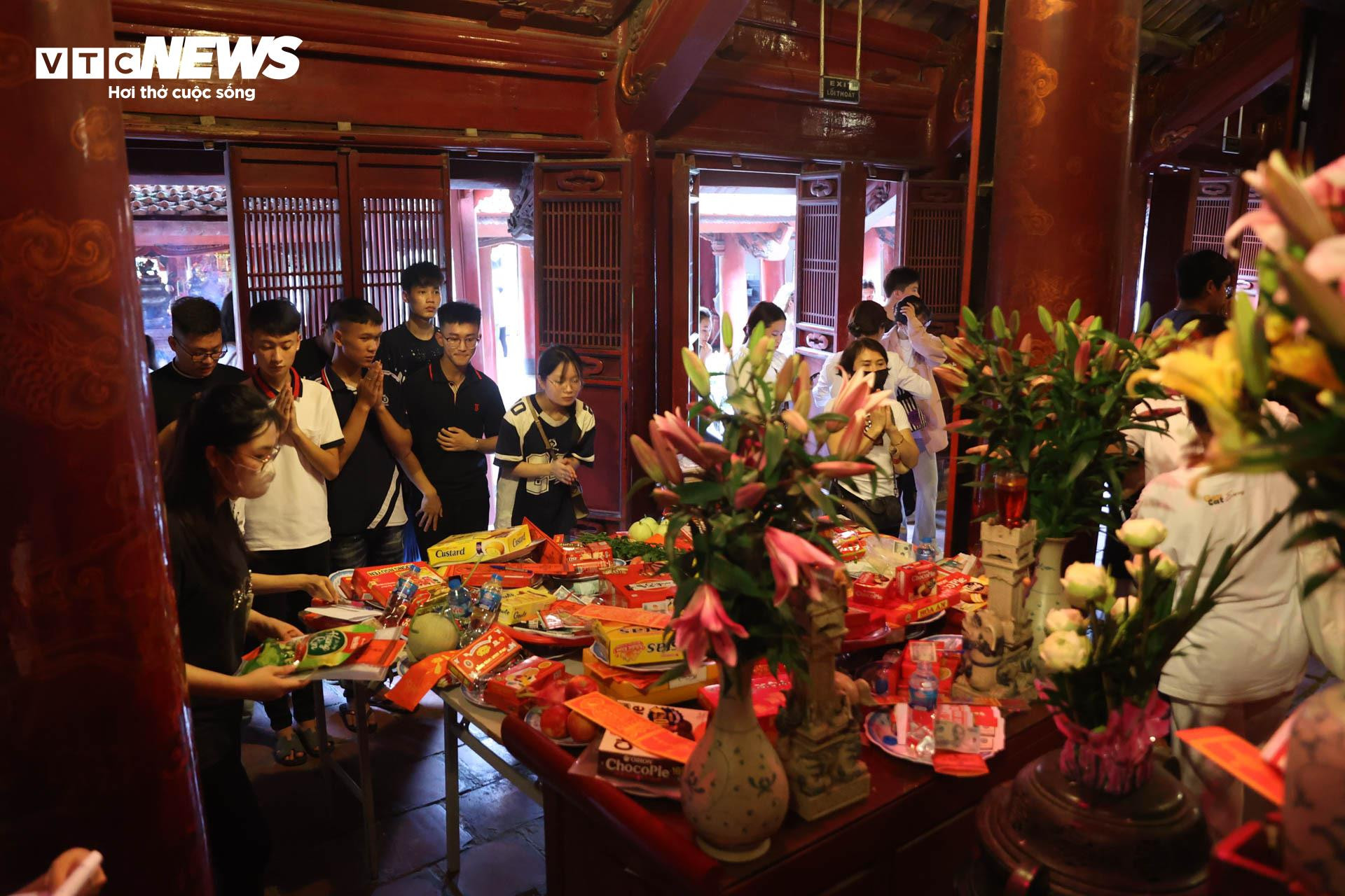 Nườm nượp sĩ tử về Văn Miếu ngồi lều chõng xin vía cầu may - 10