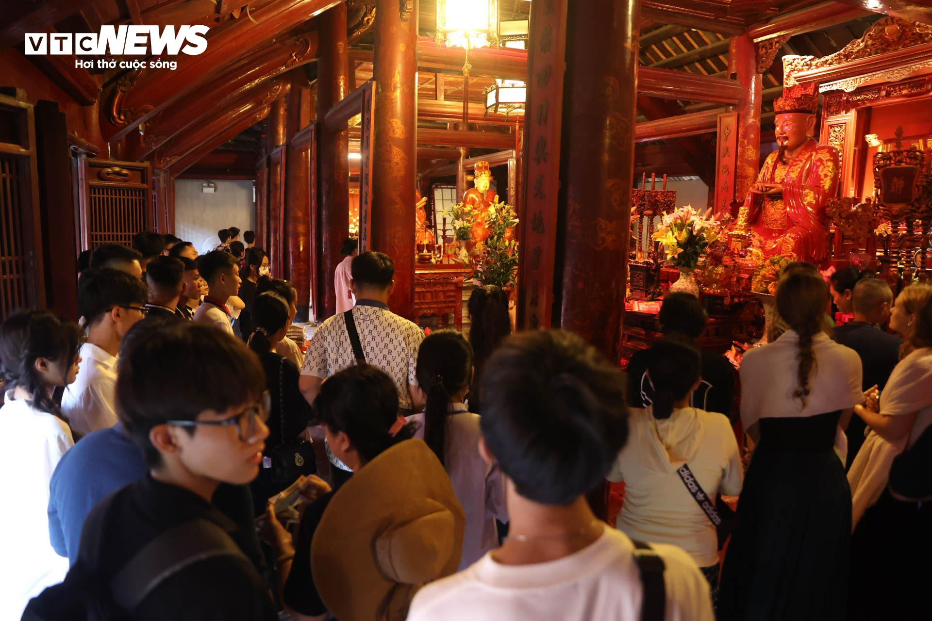 Nườm nượp sĩ tử về Văn Miếu ngồi lều chõng xin vía cầu may - 12