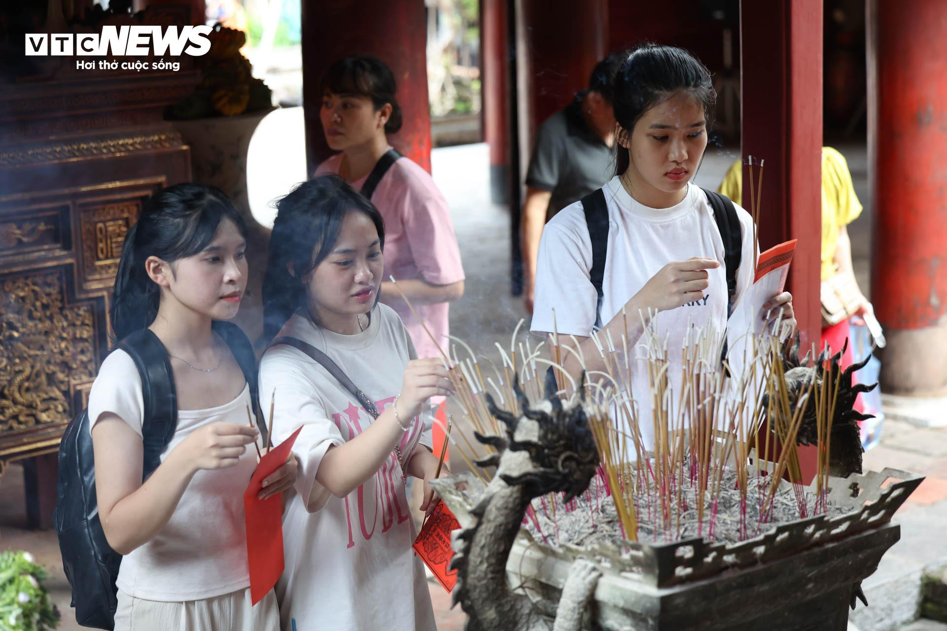 Nườm nượp sĩ tử về Văn Miếu ngồi lều chõng xin vía cầu may - 8