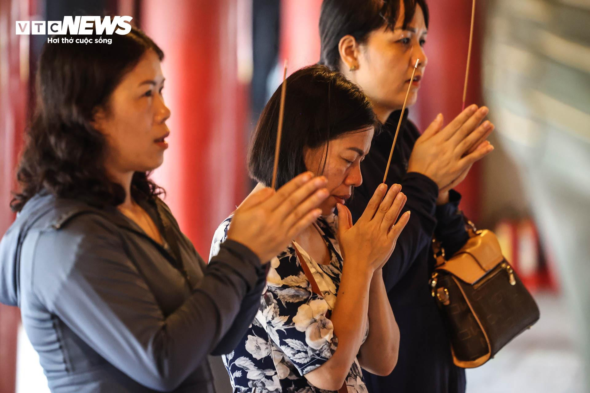 Nườm nượp sĩ tử về Văn Miếu ngồi lều chõng xin vía cầu may - 13