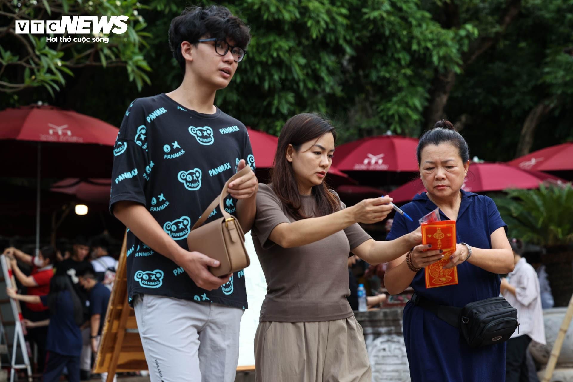 Nườm nượp sĩ tử về Văn Miếu ngồi lều chõng xin vía cầu may - 5