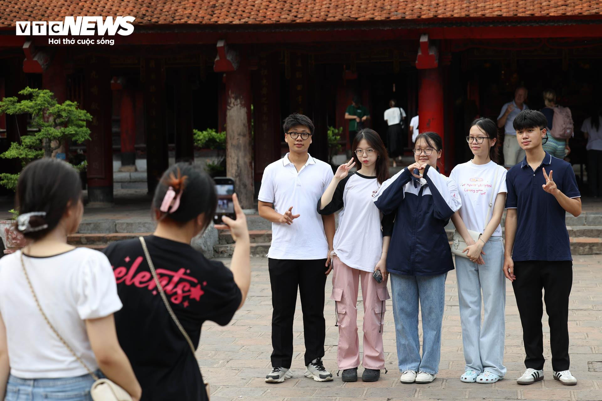 Nườm nượp sĩ tử về Văn Miếu ngồi lều chõng xin vía cầu may - 18