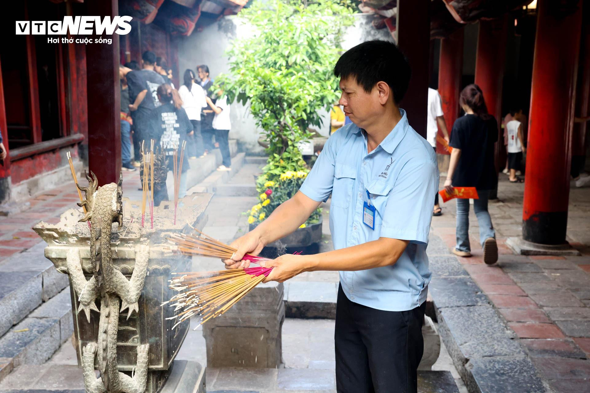 Nườm nượp sĩ tử về Văn Miếu ngồi lều chõng xin vía cầu may - 15