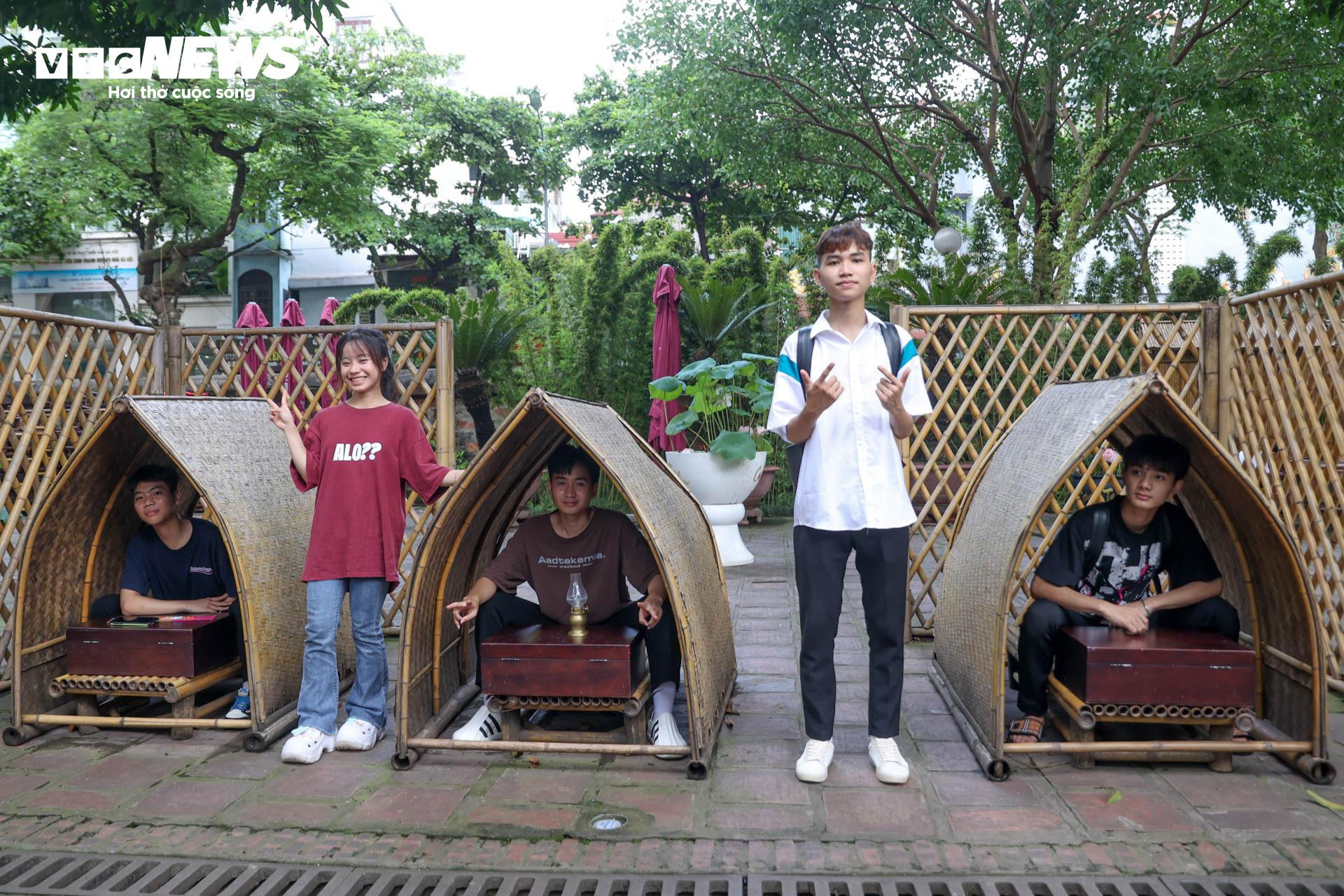 Nườm nượp sĩ tử về Văn Miếu ngồi lều chõng xin vía cầu may - 16