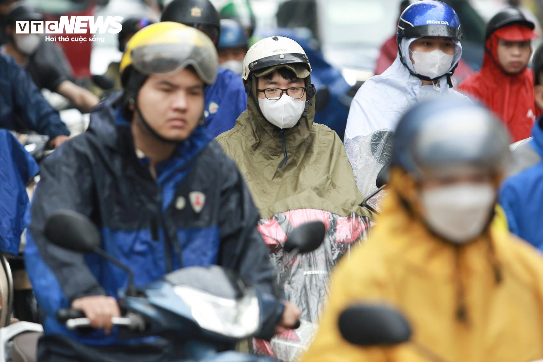 Người Hà Nội vất vả lội nước, đội mưa đi làm sáng đầu tuần - 13