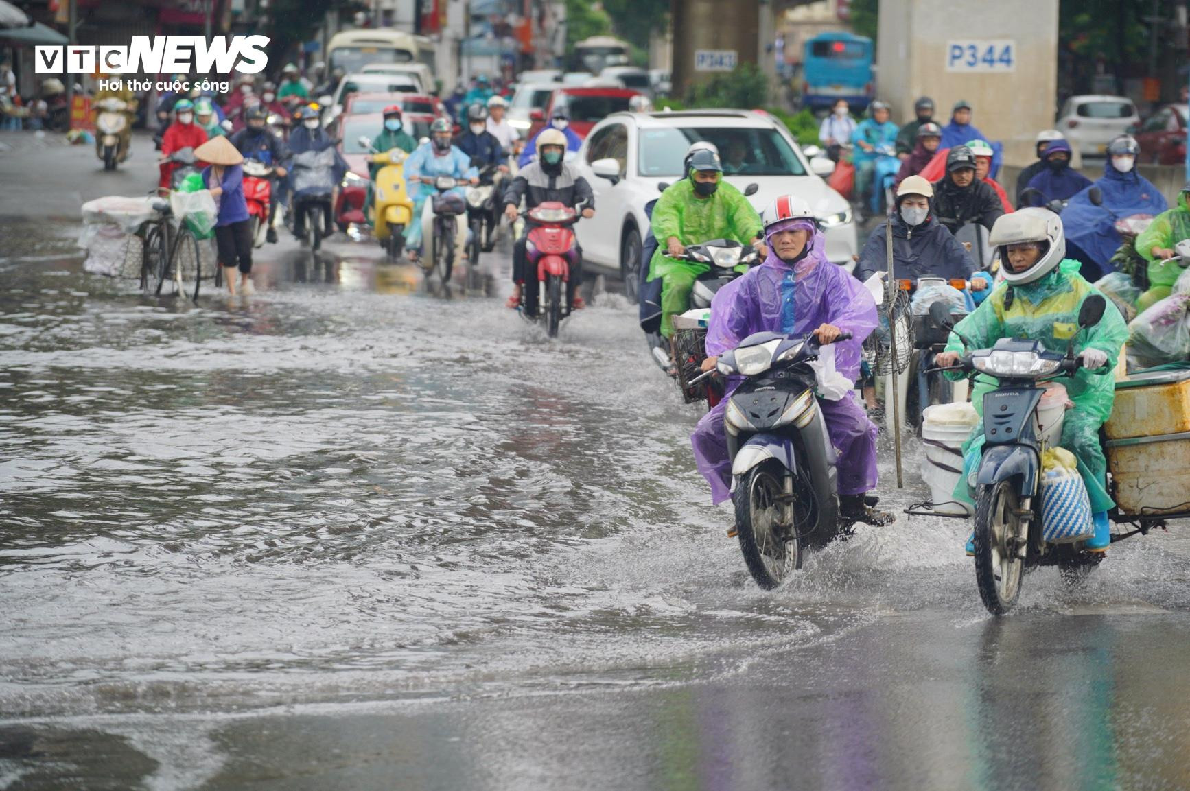 Người Hà Nội vất vả lội nước, đội mưa đi làm sáng đầu tuần - 8
