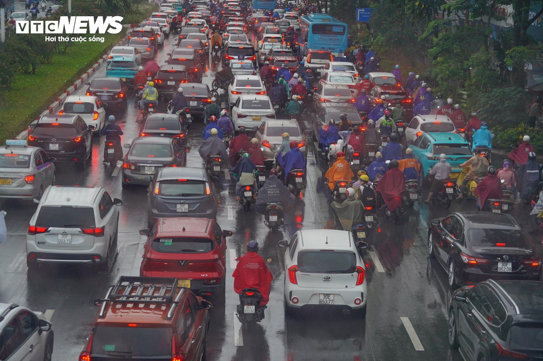 Người Hà Nội vất vả lội nước, đội mưa đi làm sáng đầu tuần - 4