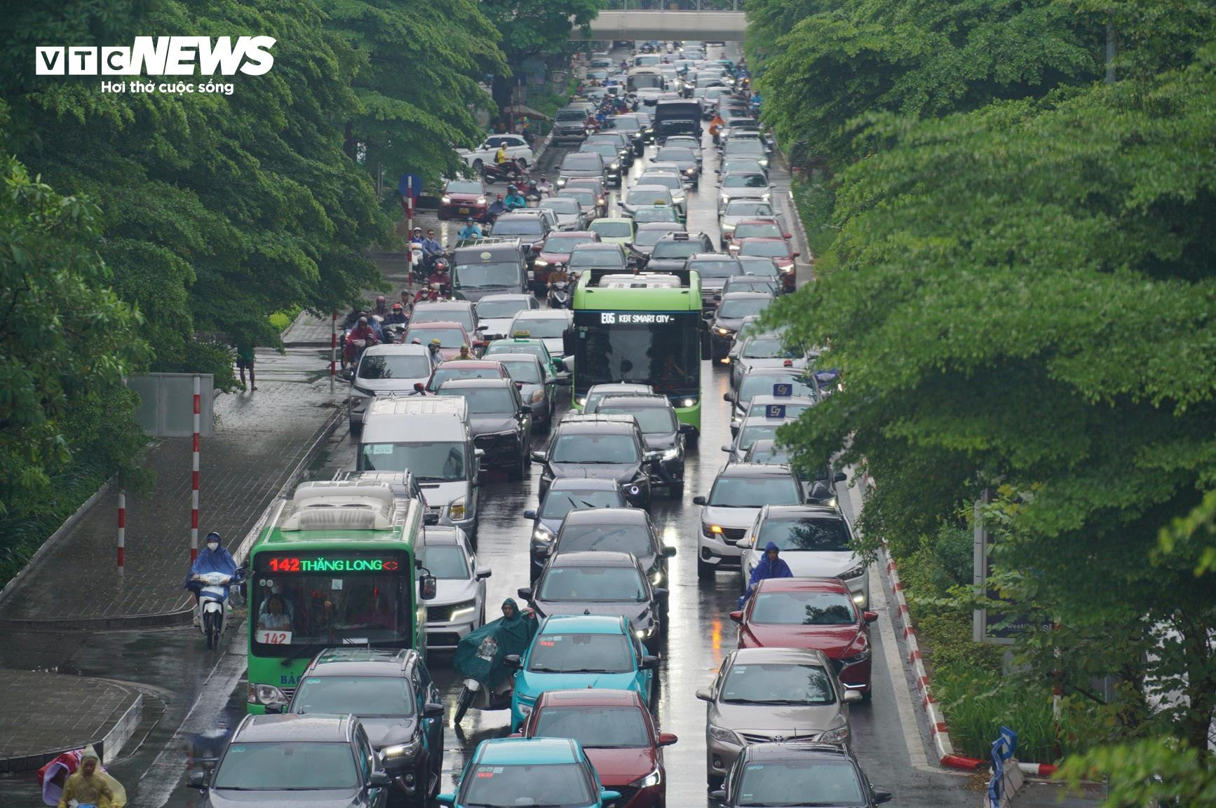 Người Hà Nội vất vả lội nước, đội mưa đi làm sáng đầu tuần - 3