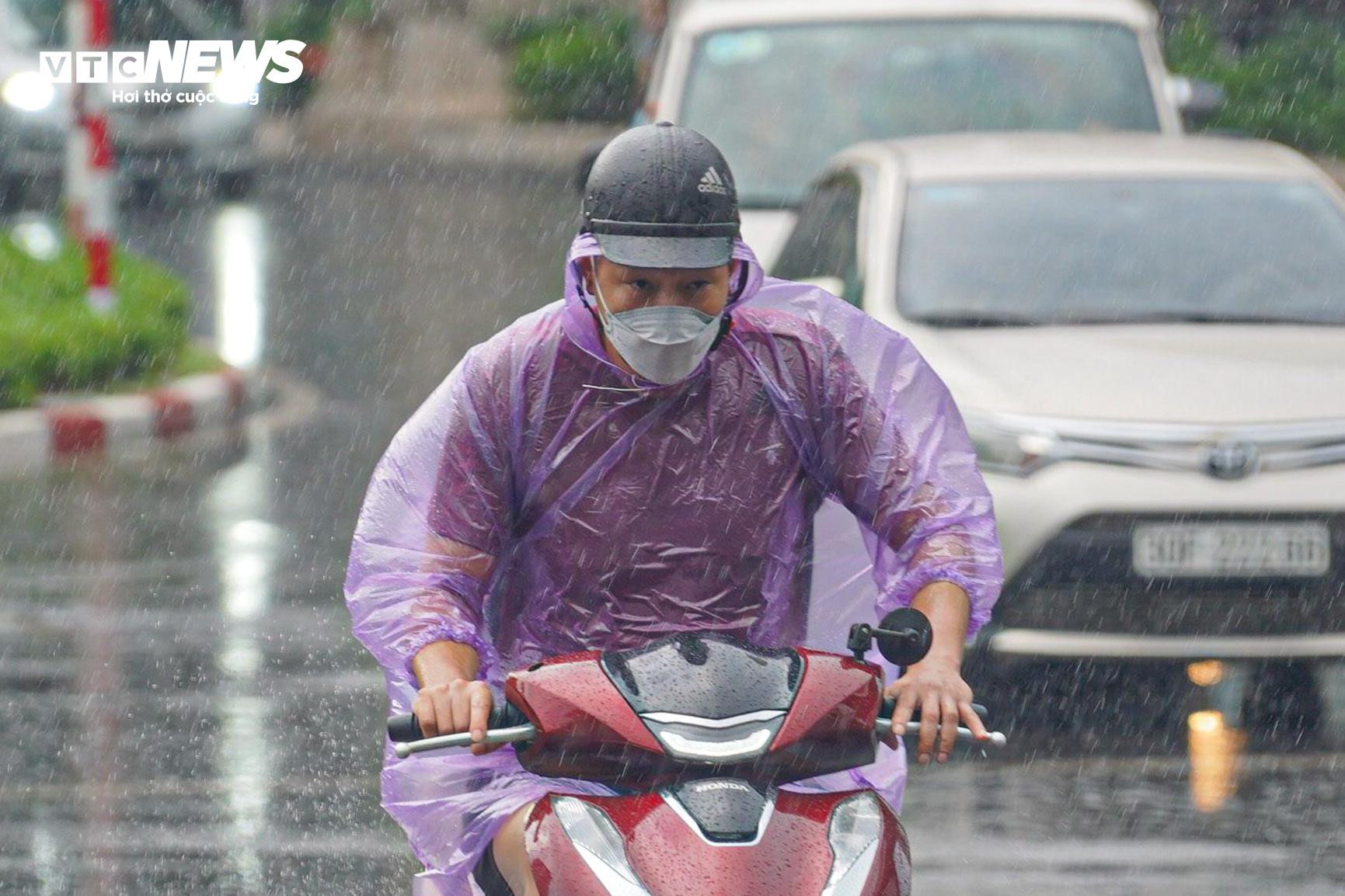 Người Hà Nội vất vả lội nước, đội mưa đi làm sáng đầu tuần - 10