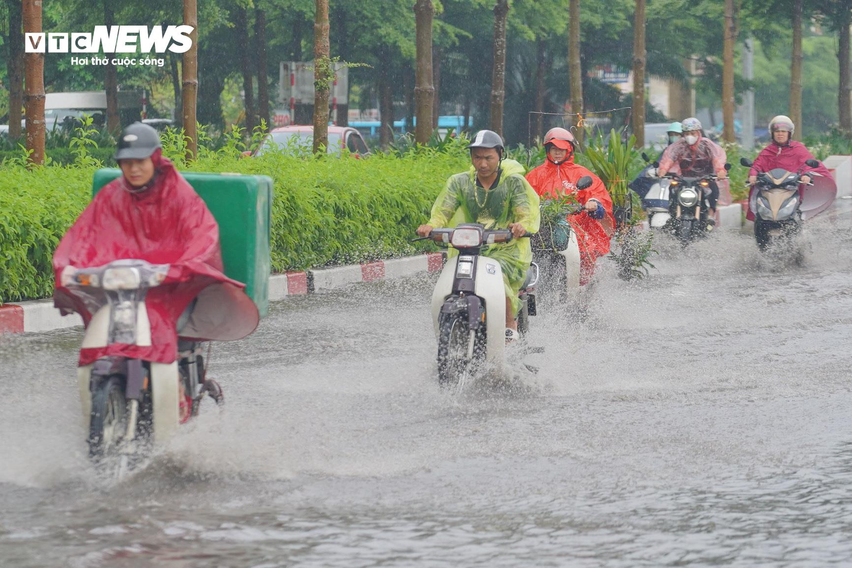 Người Hà Nội vất vả lội nước, đội mưa đi làm sáng đầu tuần - 5