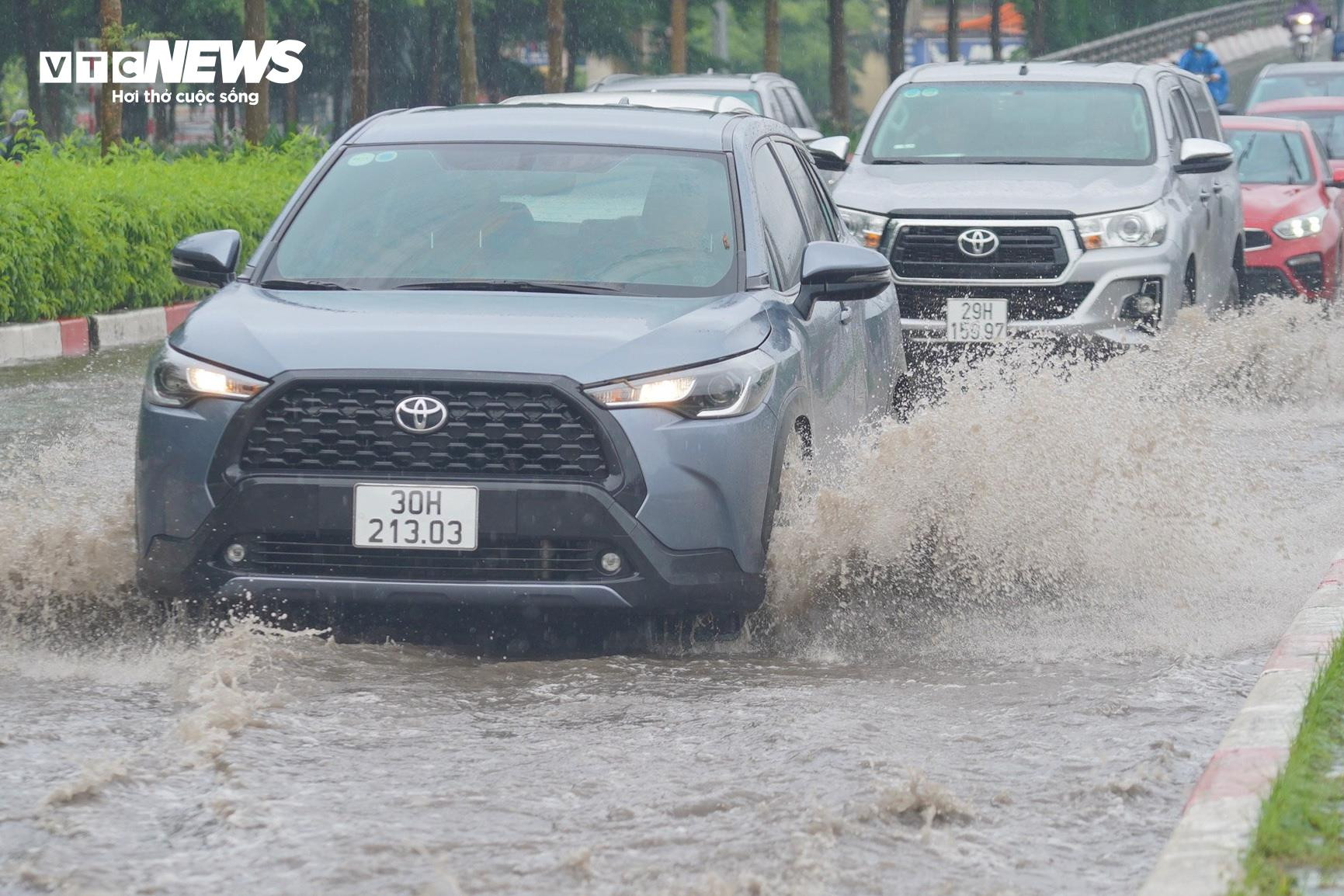 Người Hà Nội vất vả lội nước, đội mưa đi làm sáng đầu tuần - 6
