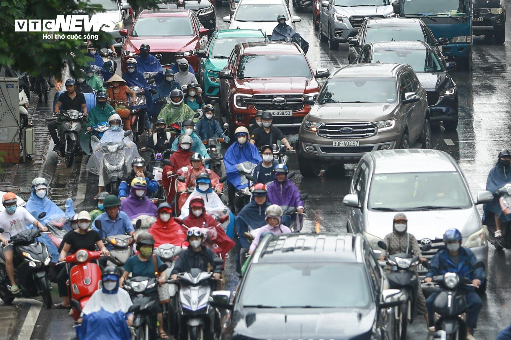 Người Hà Nội vất vả lội nước, đội mưa đi làm sáng đầu tuần - 11