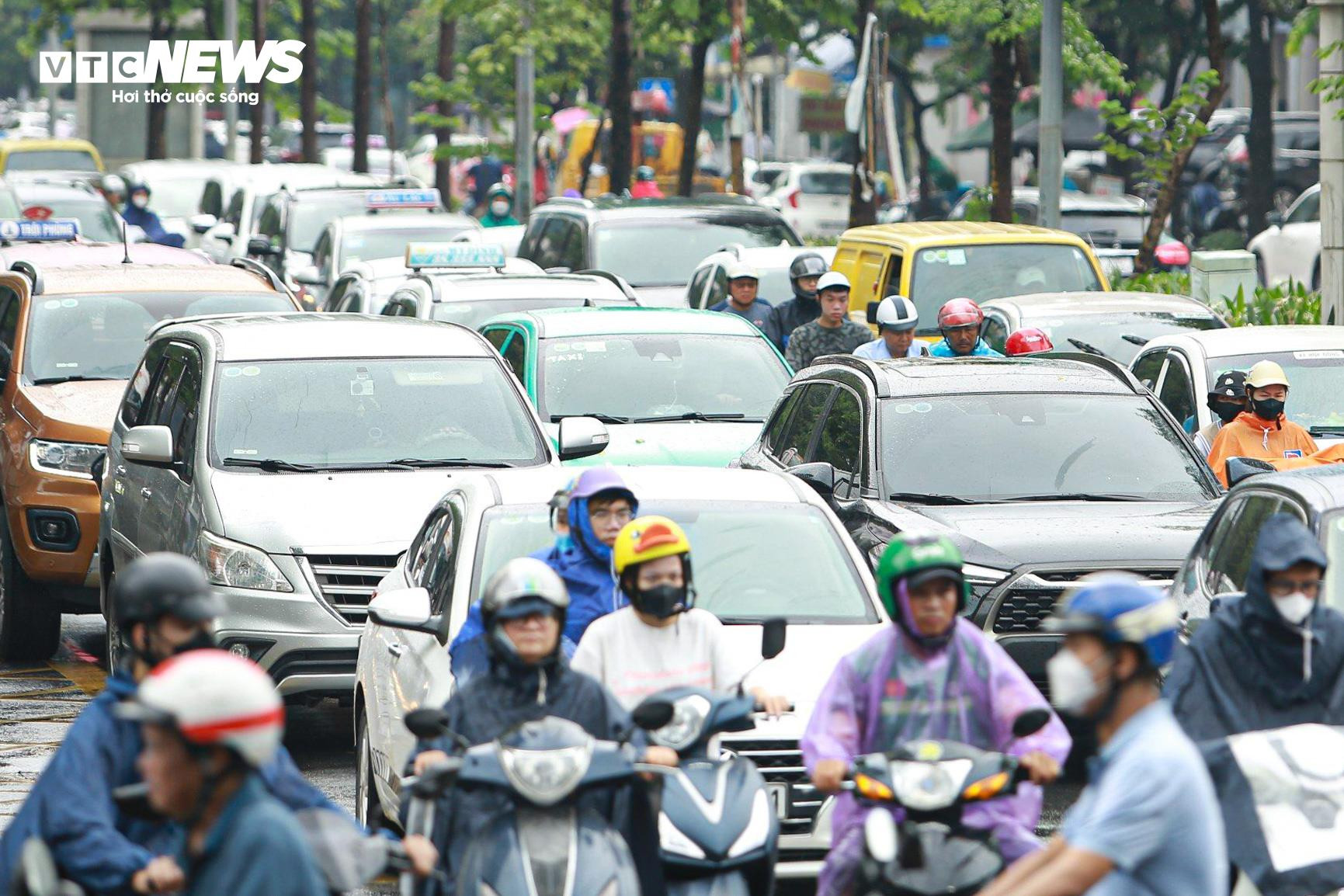 Người Hà Nội vất vả lội nước, đội mưa đi làm sáng đầu tuần - 12