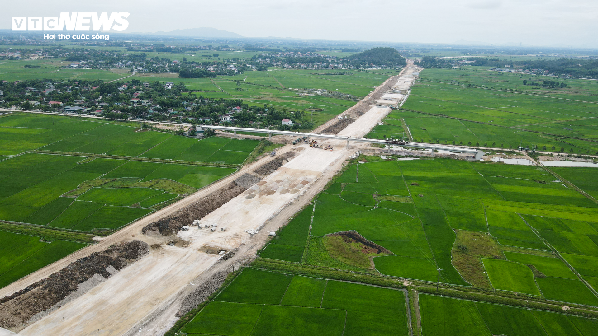 Hiện trường vụ sạt lở tại dự án cao tốc Bắc – Nam khiến 2 người thương vong - 14