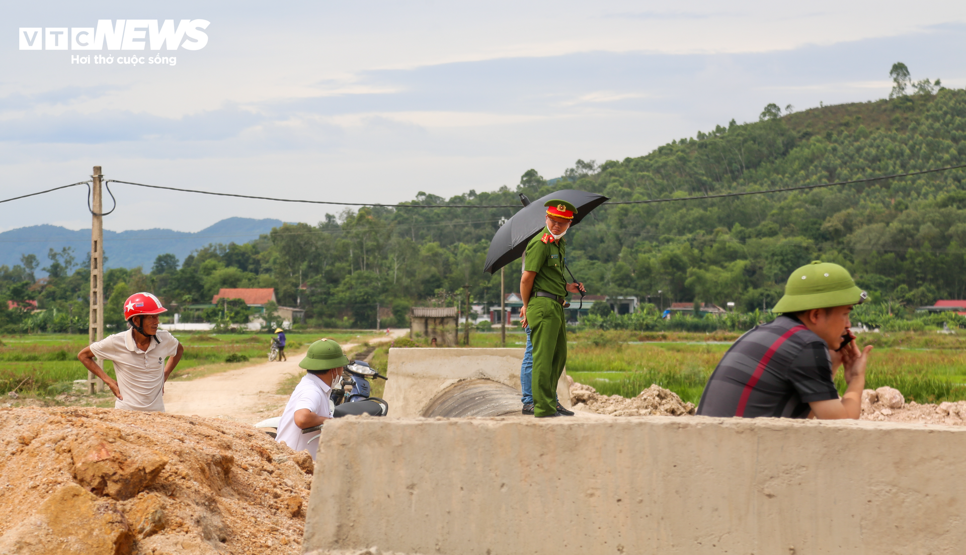 Hiện trường vụ sạt lở tại dự án cao tốc Bắc – Nam khiến 2 người thương vong - 10
