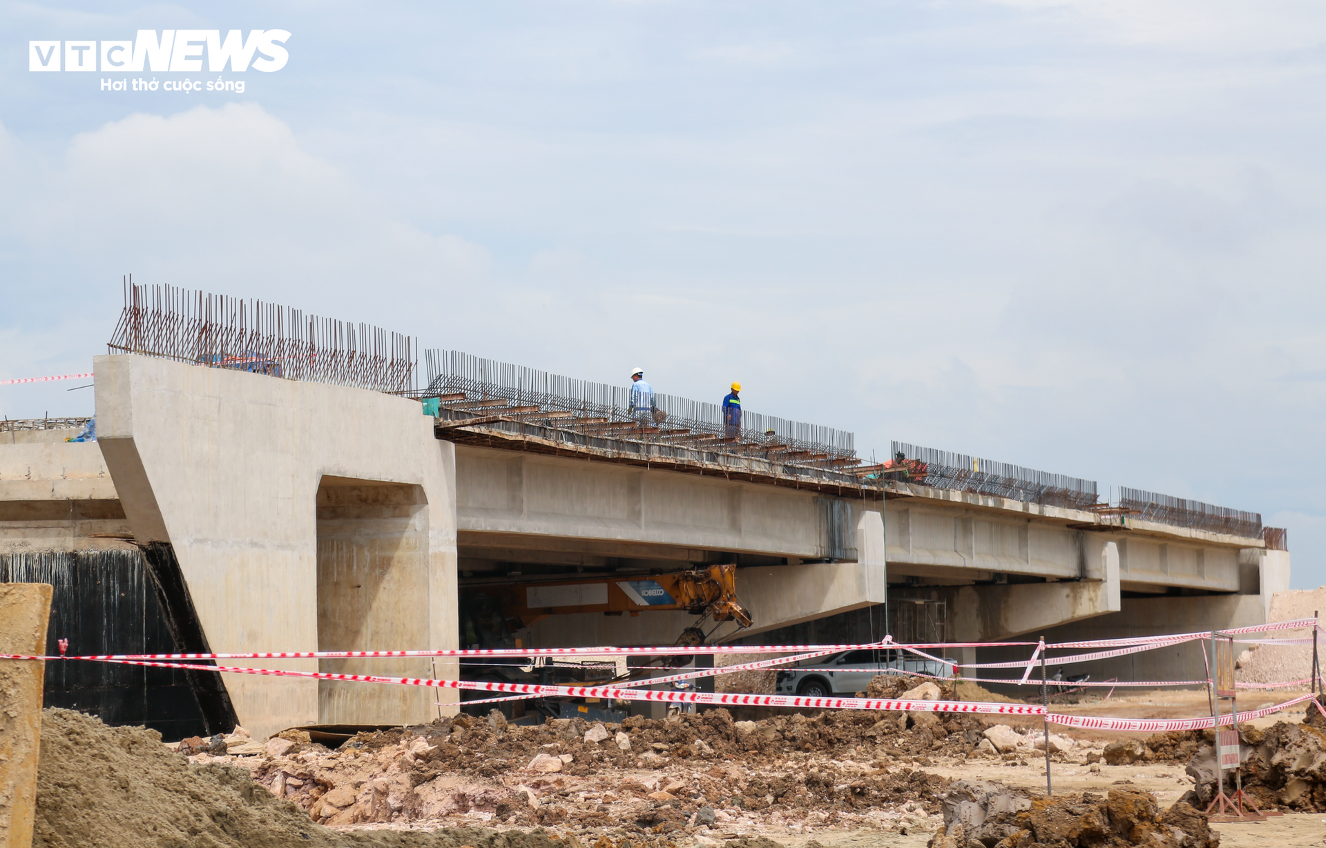 Hiện trường vụ sạt lở tại dự án cao tốc Bắc – Nam khiến 2 người thương vong - 11