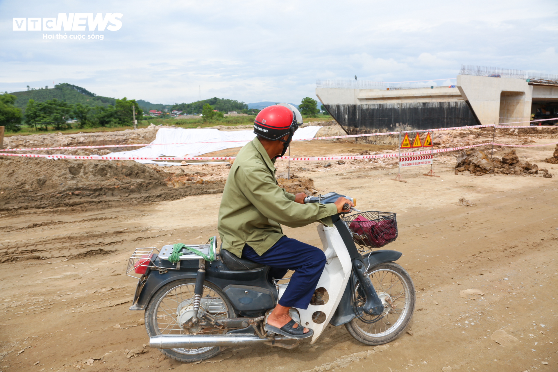 Hiện trường vụ sạt lở tại dự án cao tốc Bắc – Nam khiến 2 người thương vong - 2