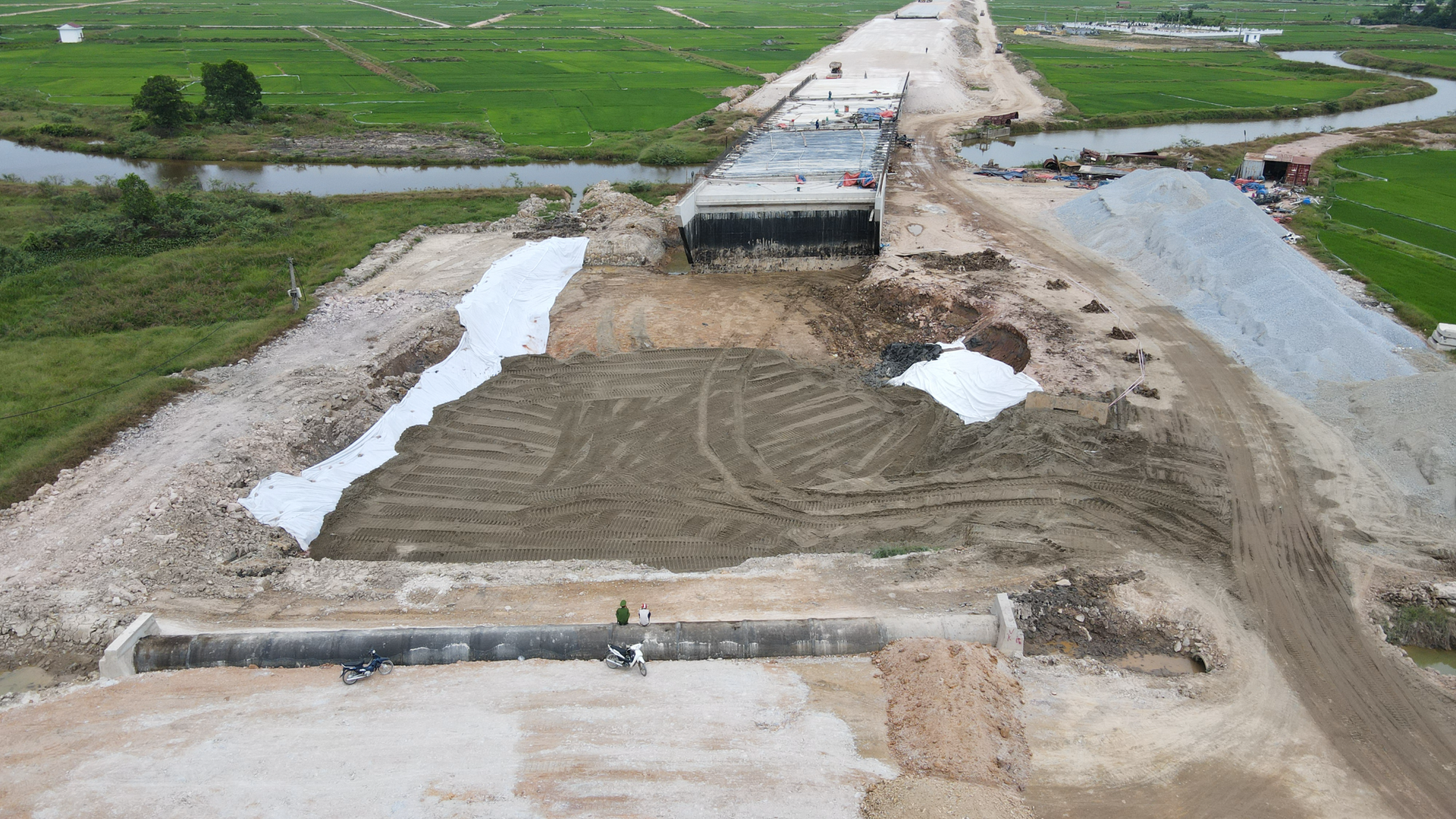 Hiện trường vụ sạt lở tại dự án cao tốc Bắc – Nam khiến 2 người thương vong - 6