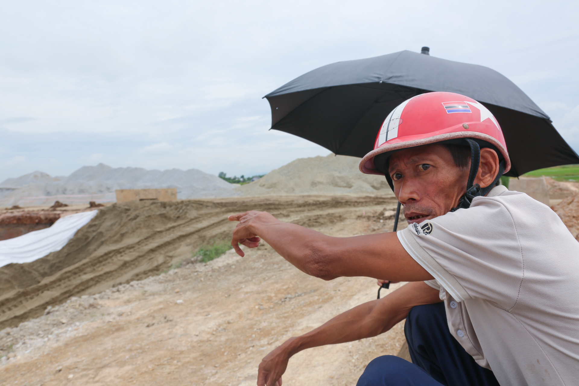 Hiện trường vụ sạt lở tại dự án cao tốc Bắc – Nam khiến 2 người thương vong - 8