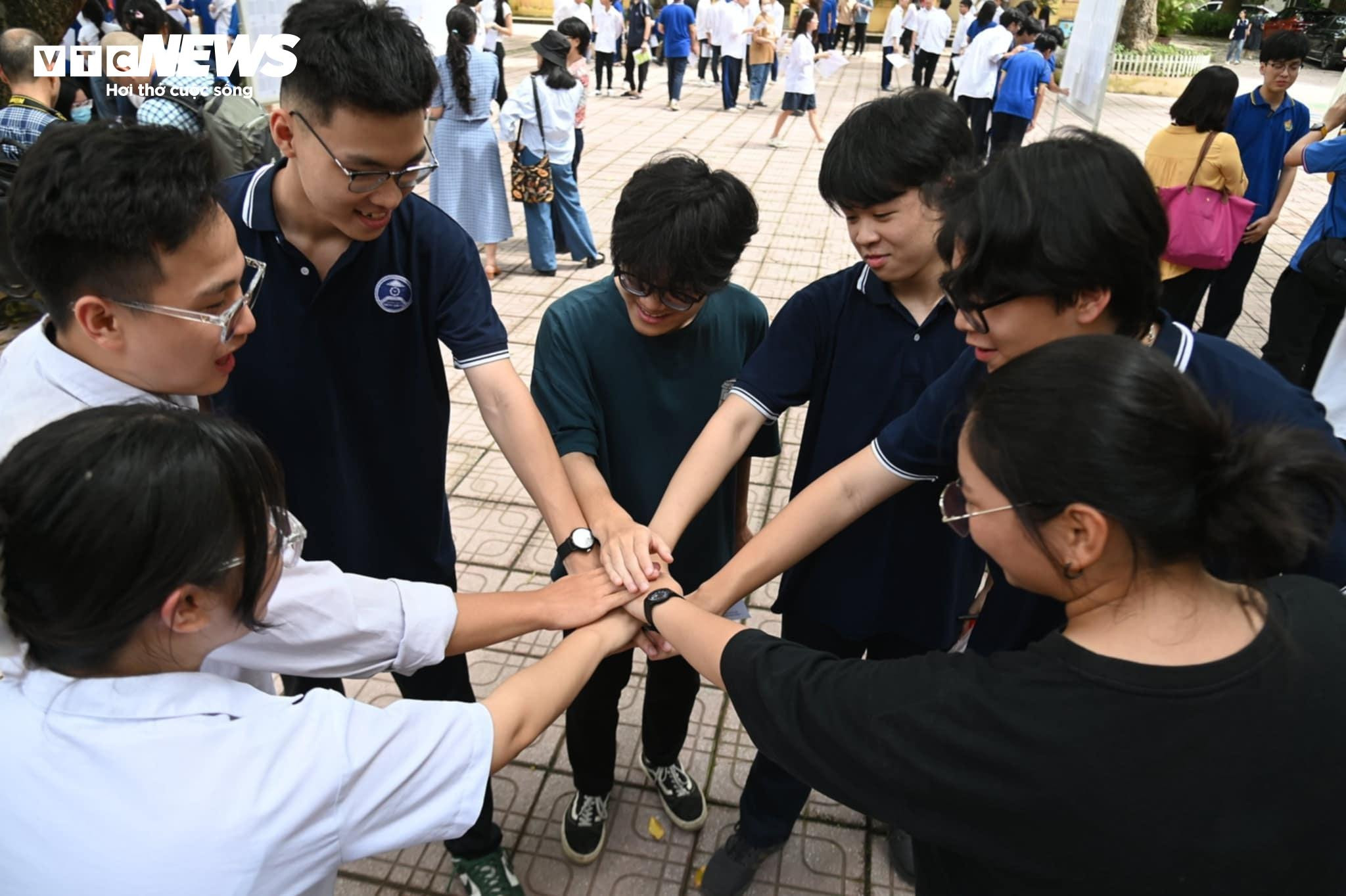 Hơn 1 triệu thí sinh làm thủ tục thi tốt nghiệp THPT 2024 - 12