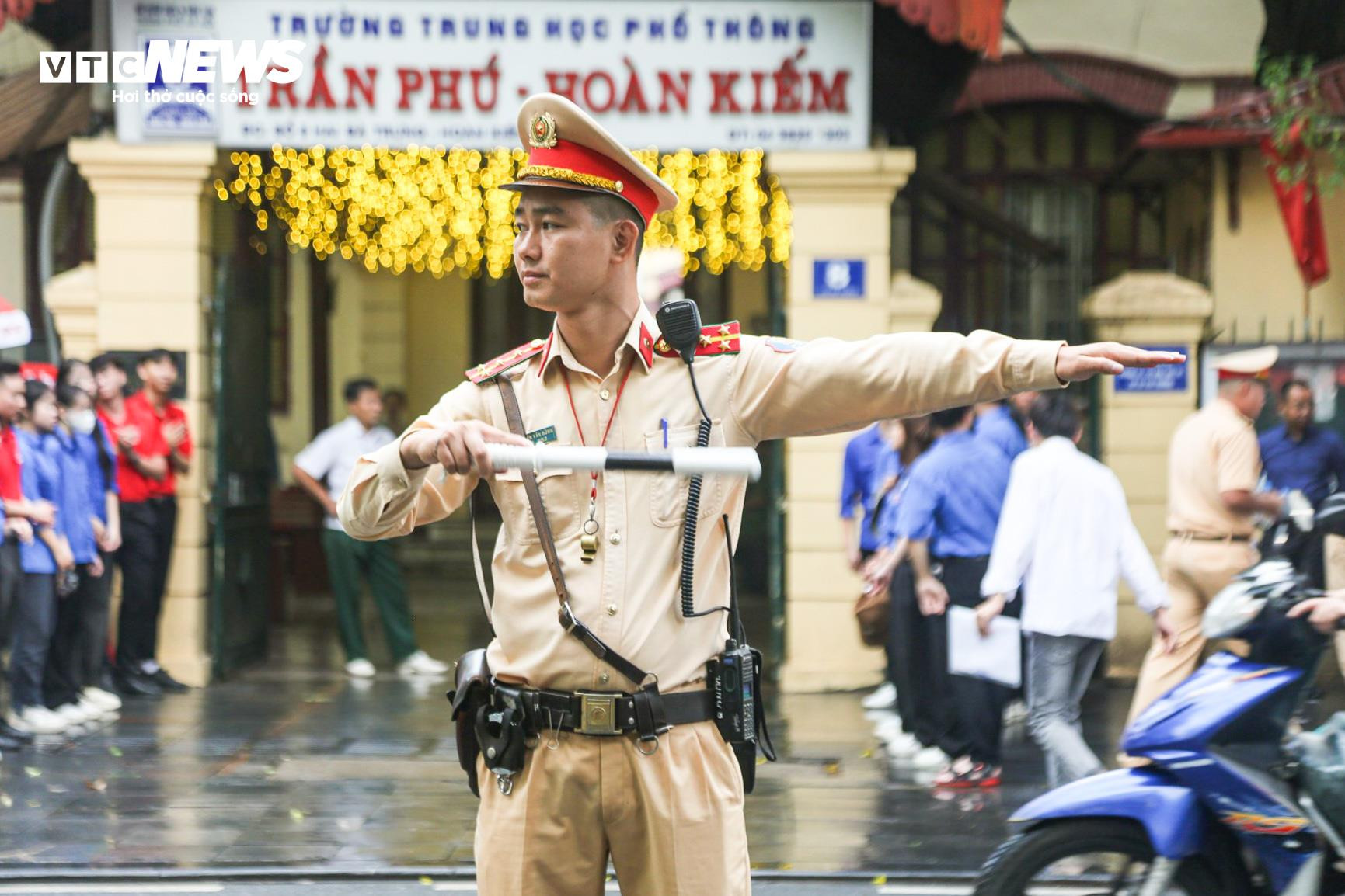 Nhìn lại khoảnh khắc xúc động của kỳ thi tốt nghiệp THPT 2024 - 9