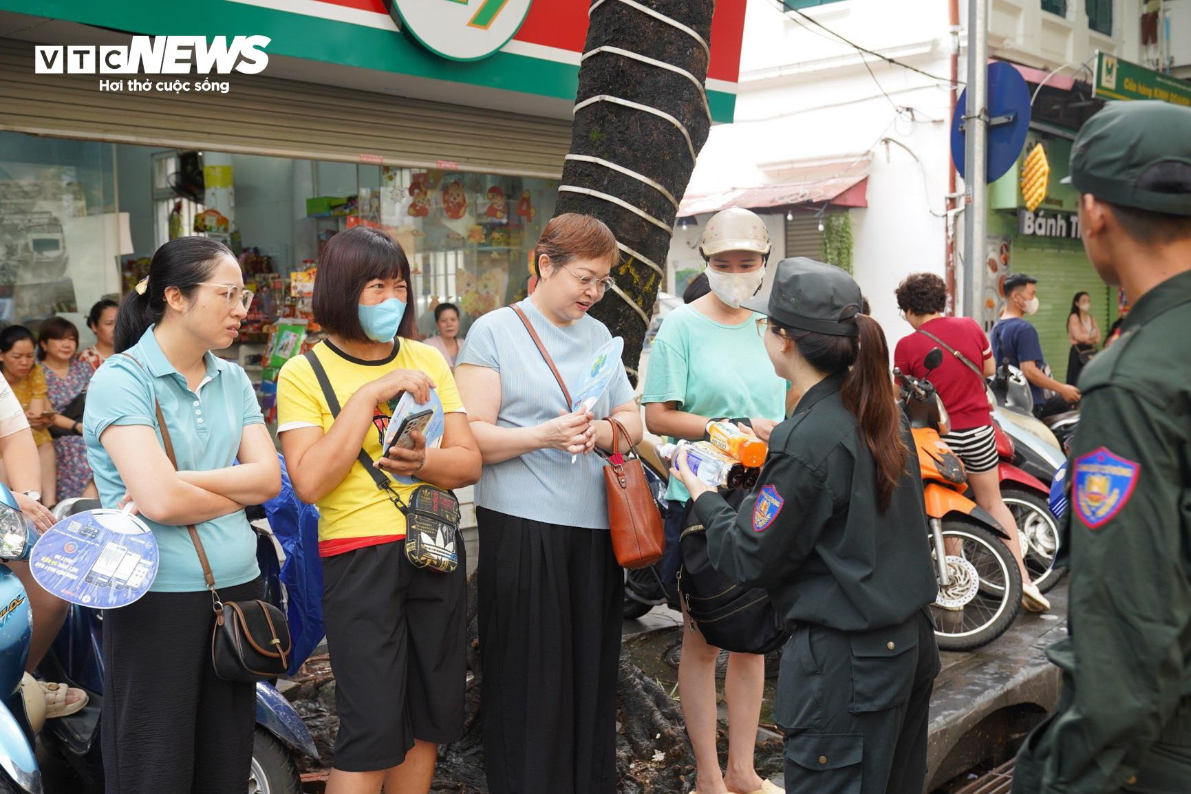 Cảnh sát giao thông Hà Nội phát nước tặng thí sinh thi tốt nghiệp THPT 2024 - 10